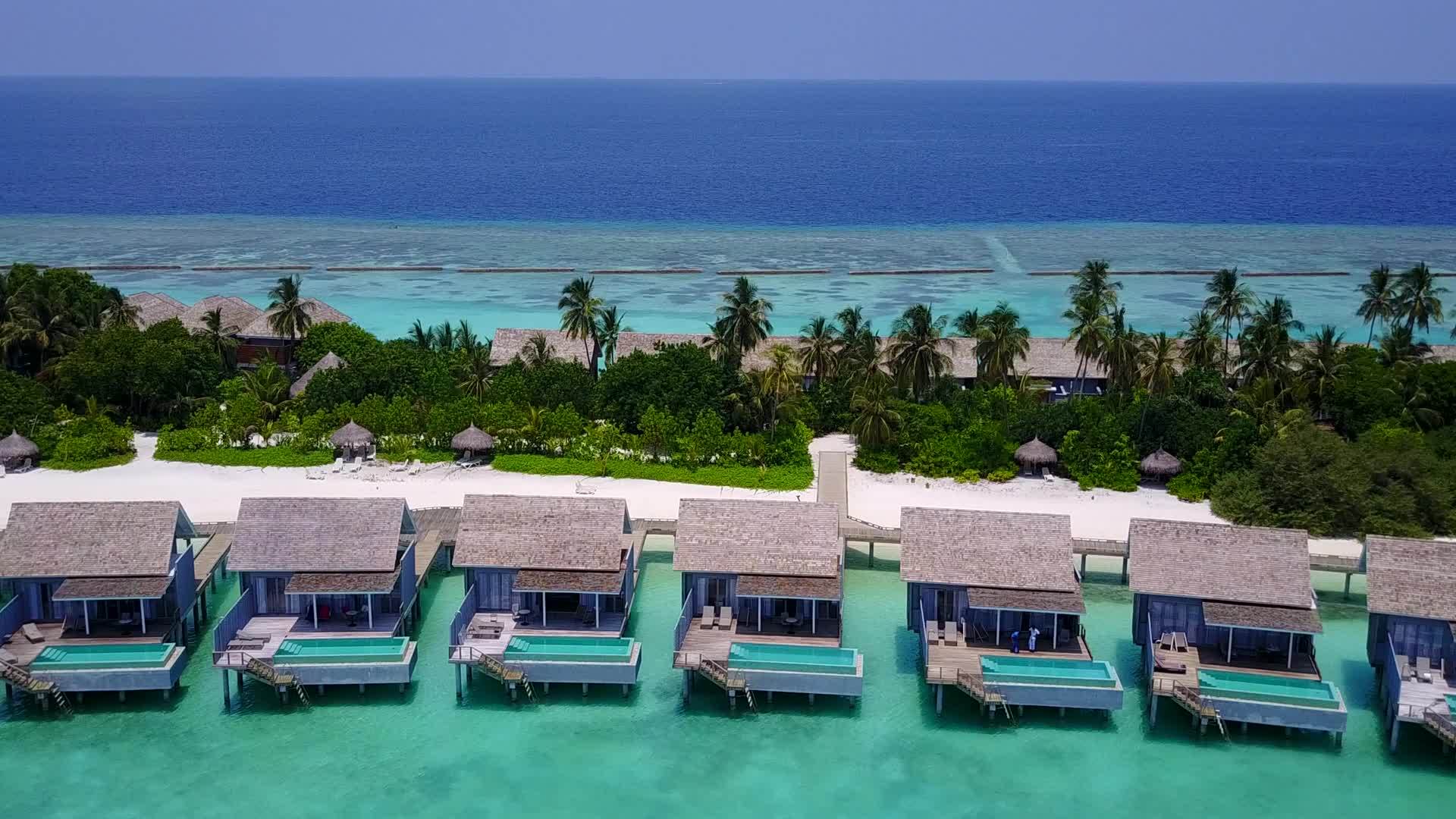 海洋海岸线海滩时空无人机海景由蓝海和干净的沙子组成视频的预览图