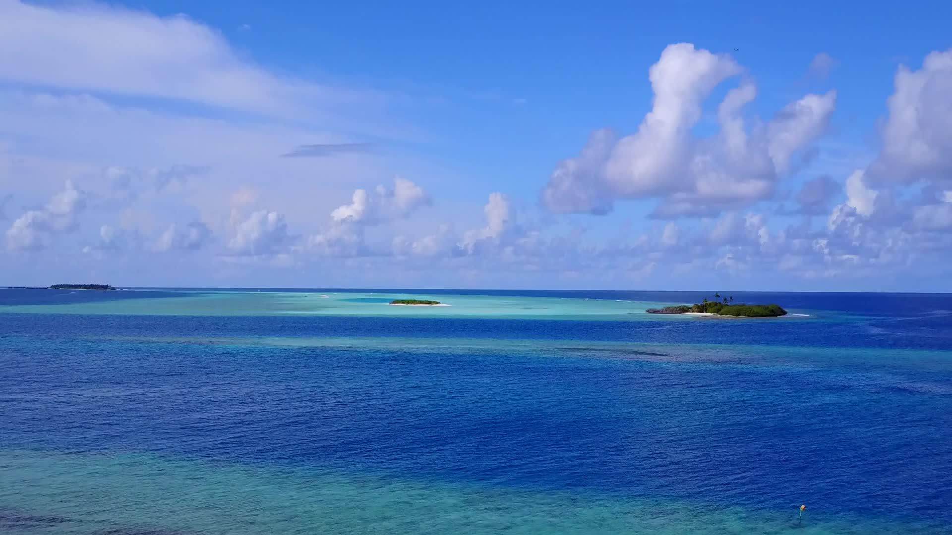 以蓝色水和白色沙滩为背景的蓝色水被用于伊德林岛海滩的空气中视频的预览图