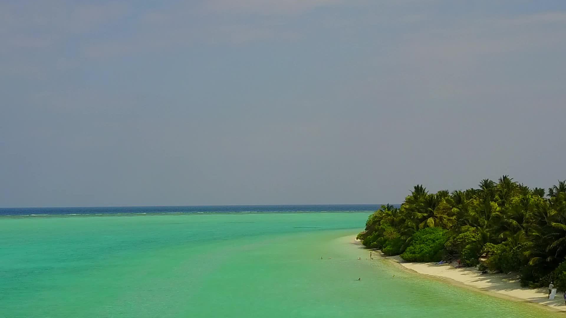 空中无人驾驶以浅环礁湖和白色沙滩为安静的旅游海滩度假背景视频的预览图