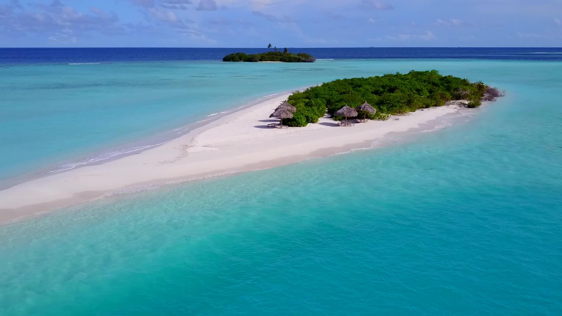 以蓝色水和白色海滩为起点的美丽旅游海滩之旅视频的预览图