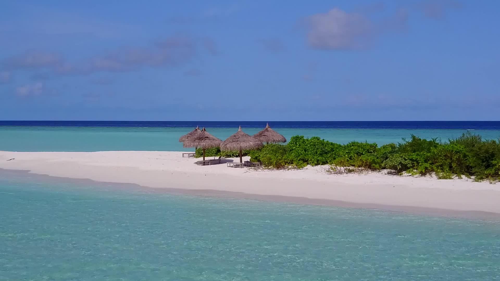明亮的沙质背景透明的水热带海岸海滩度假无人机景观视频的预览图