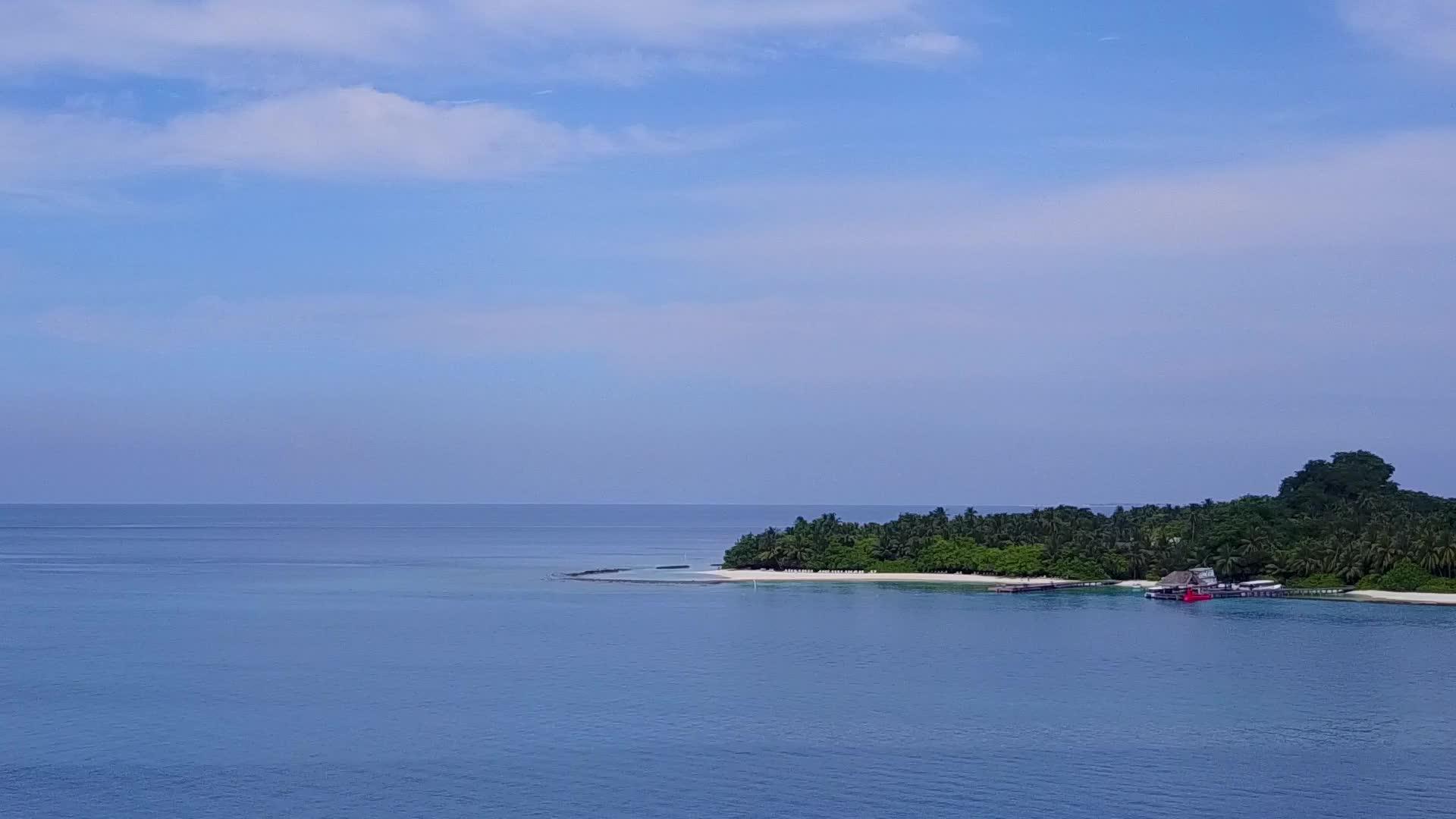 蓝海白沙背景下的异国情调海景海滩冒险空中无人机景观视频的预览图
