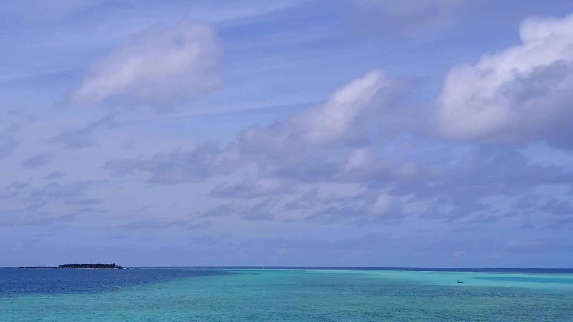 以白沙为背景的清海为航程的奇特海滩航行摘要视频的预览图