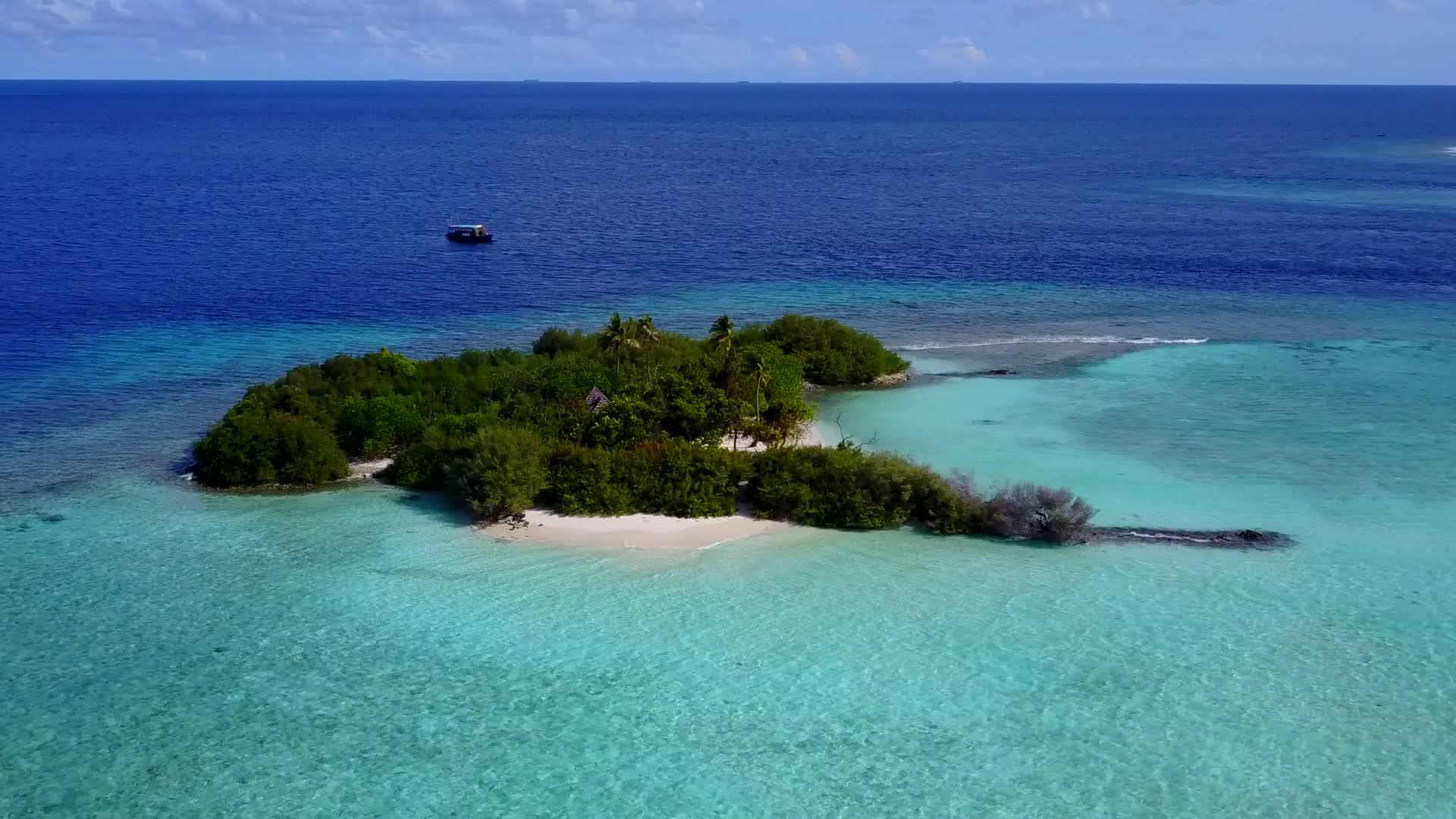 宁静的度假胜地以蓝色和白色的海滩为背景打破了海滩视频的预览图