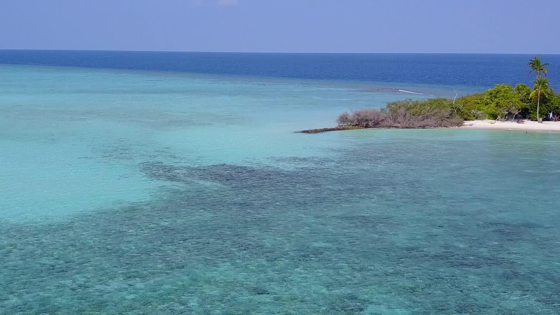 蓝海和白色海滩背景海洋旅游海滩度假无人驾驶飞机飞行视频的预览图