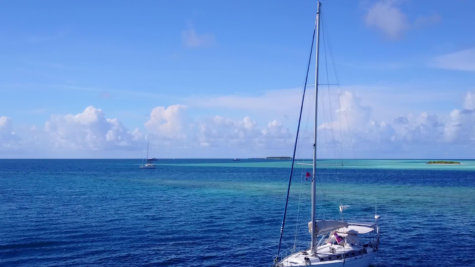 蓝海白沙背景下热带泻湖海滩度假的空气质感视频的预览图