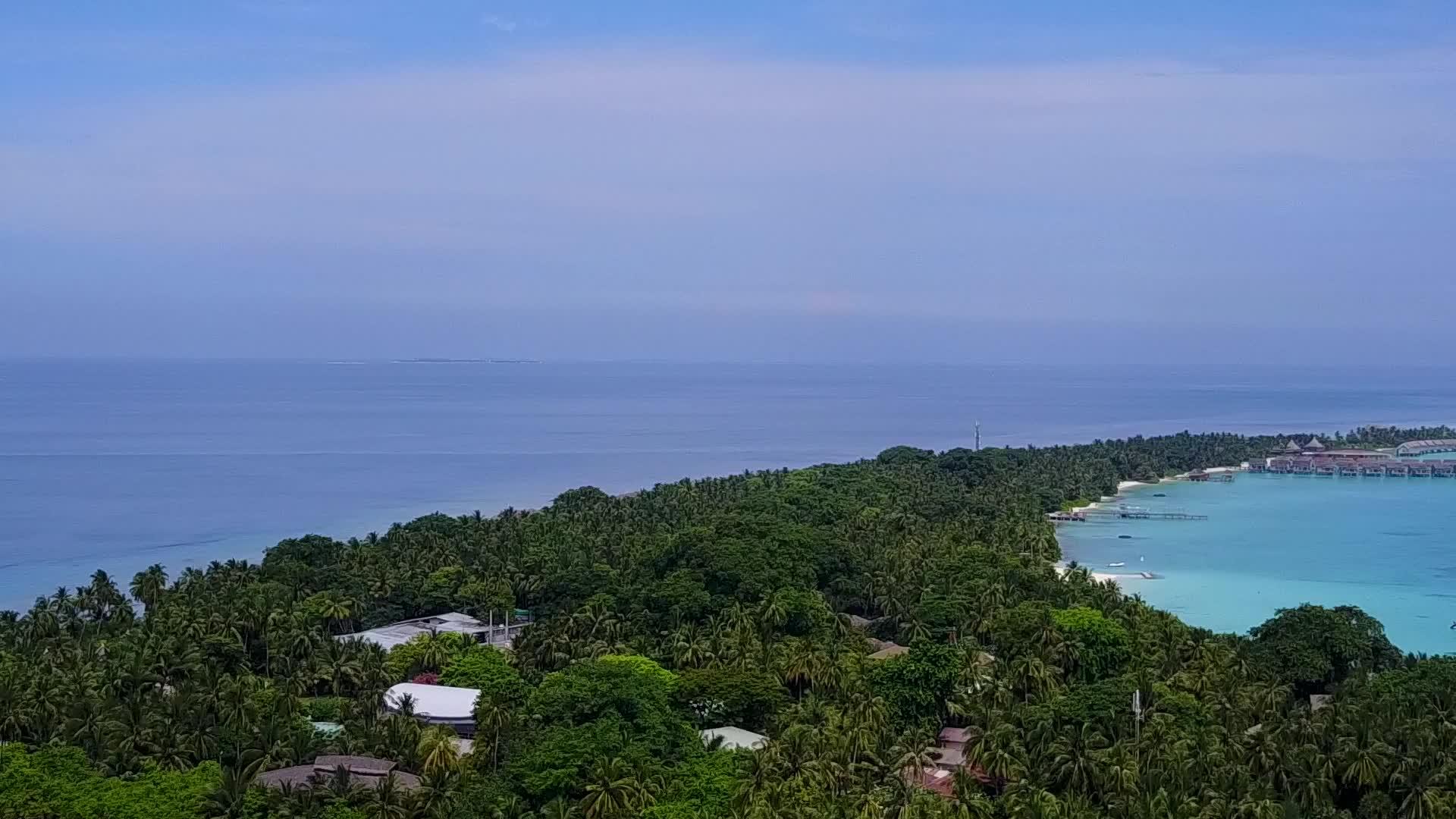 豪华海滩航程的空中抽象采用浅沙背景的蓝色海平面视频的预览图