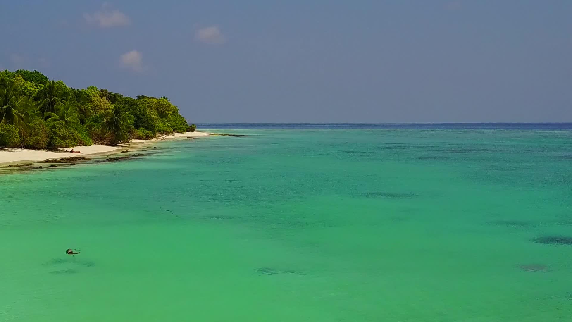天堂海滩生活方式以白沙为背景以海平面蓝海为生视频的预览图