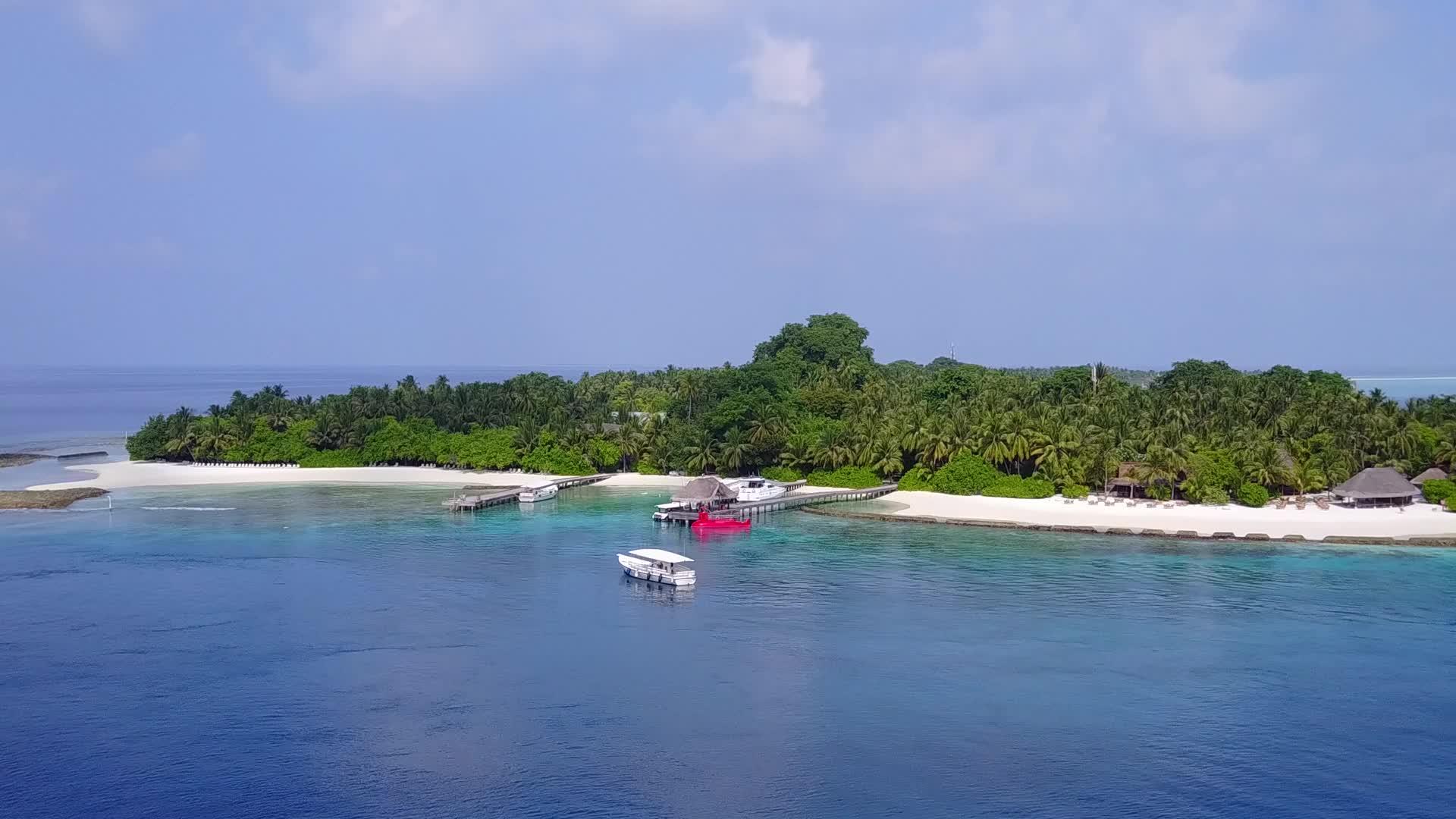 蓝绿色海洋探索海滩之旅的清洁海滩背景视频的预览图