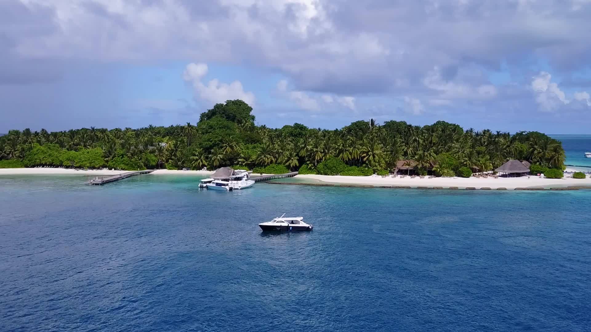 在蓝水和干净沙质的背景下完美的海景海滩航程的空中景观视频的预览图