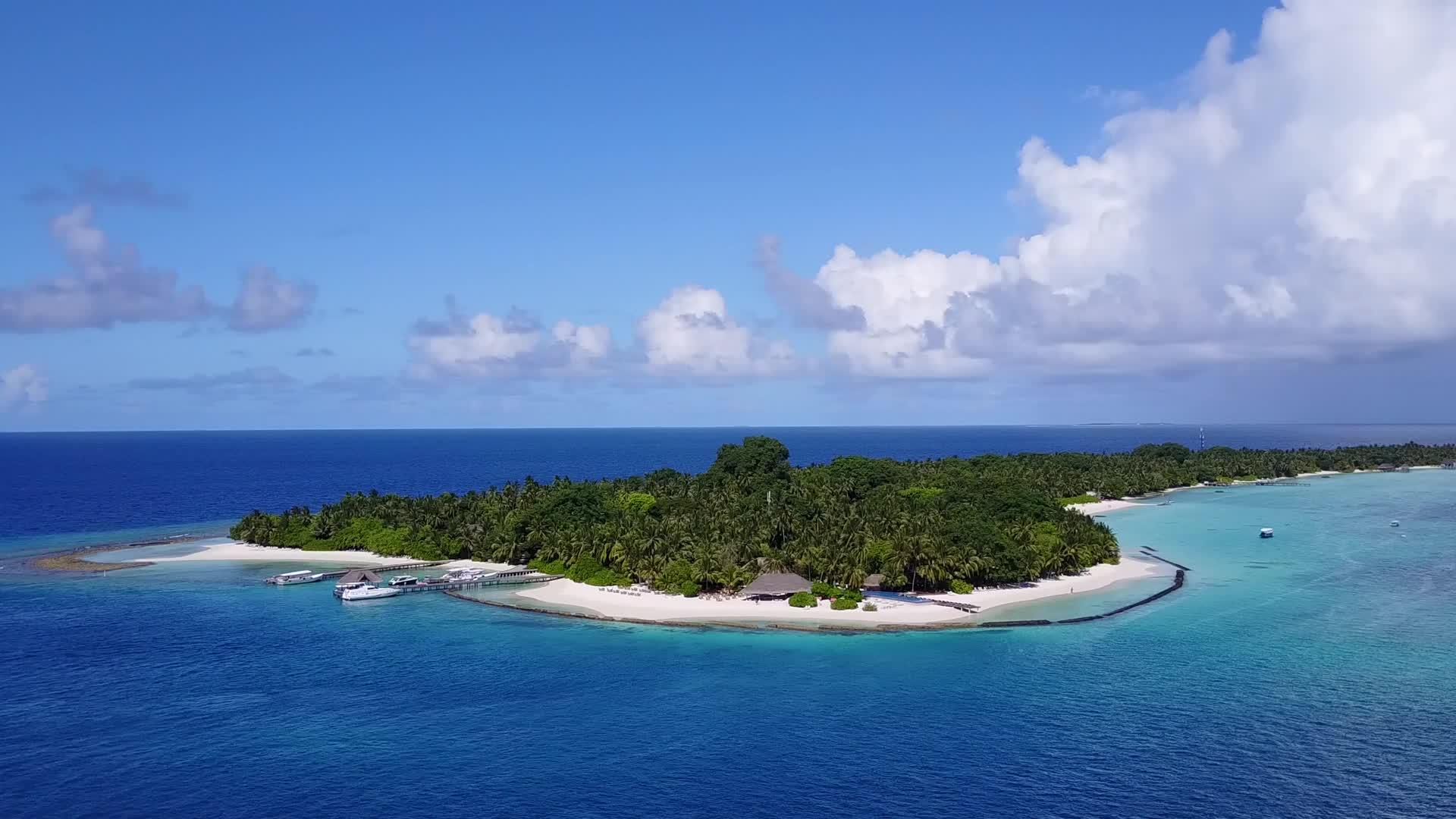 蓝绿色泻湖和热带岛屿海滩视频的预览图