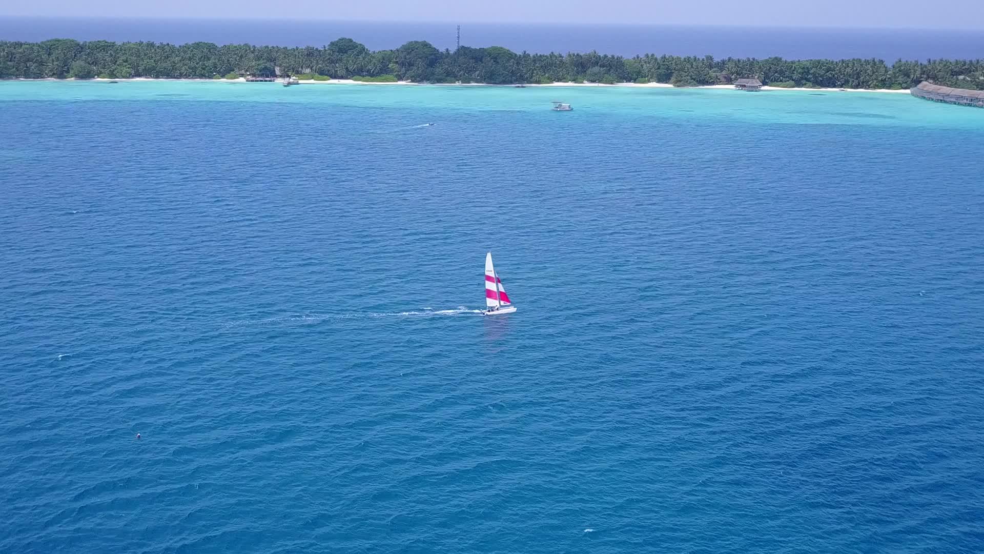 蓝色环礁湖以白沙为背景在空中观看豪华岛屿海滩的假日风景视频的预览图