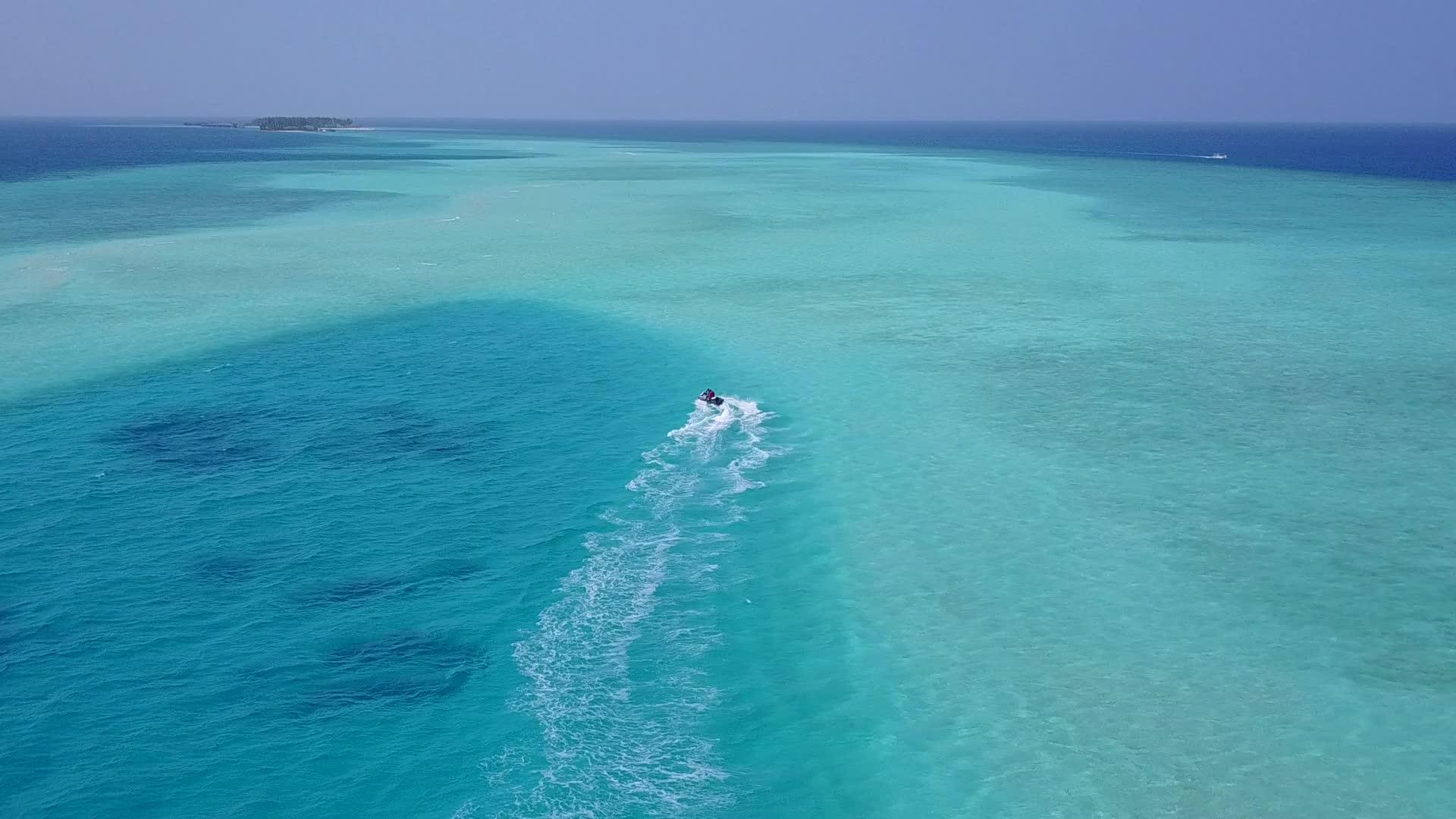 在透明水和白沙的背景下放松空中无人机的质感视频的预览图