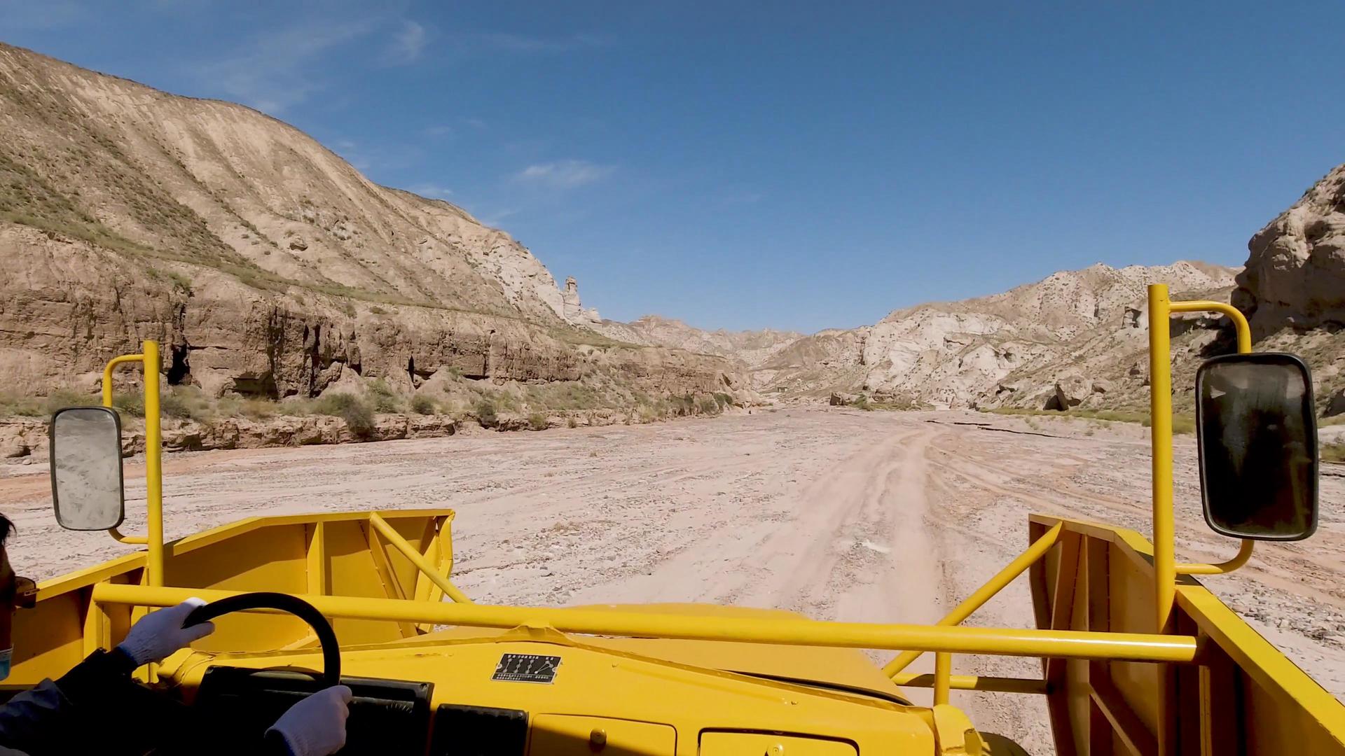 安全车驶入空旷的矿场4K素材视频的预览图