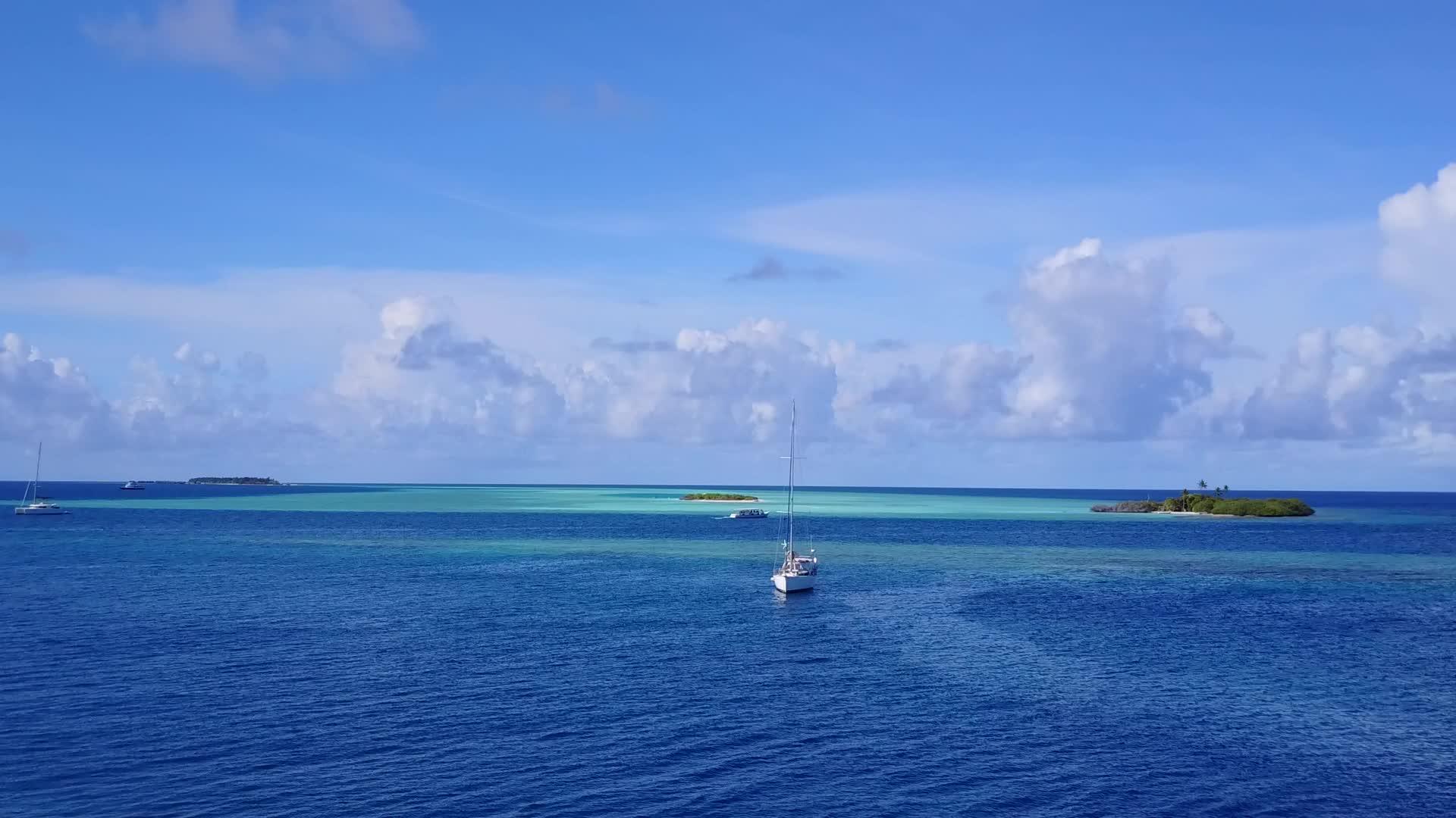 在空中观看宁湾海滩旅游以蓝水和白沙为背景视频的预览图