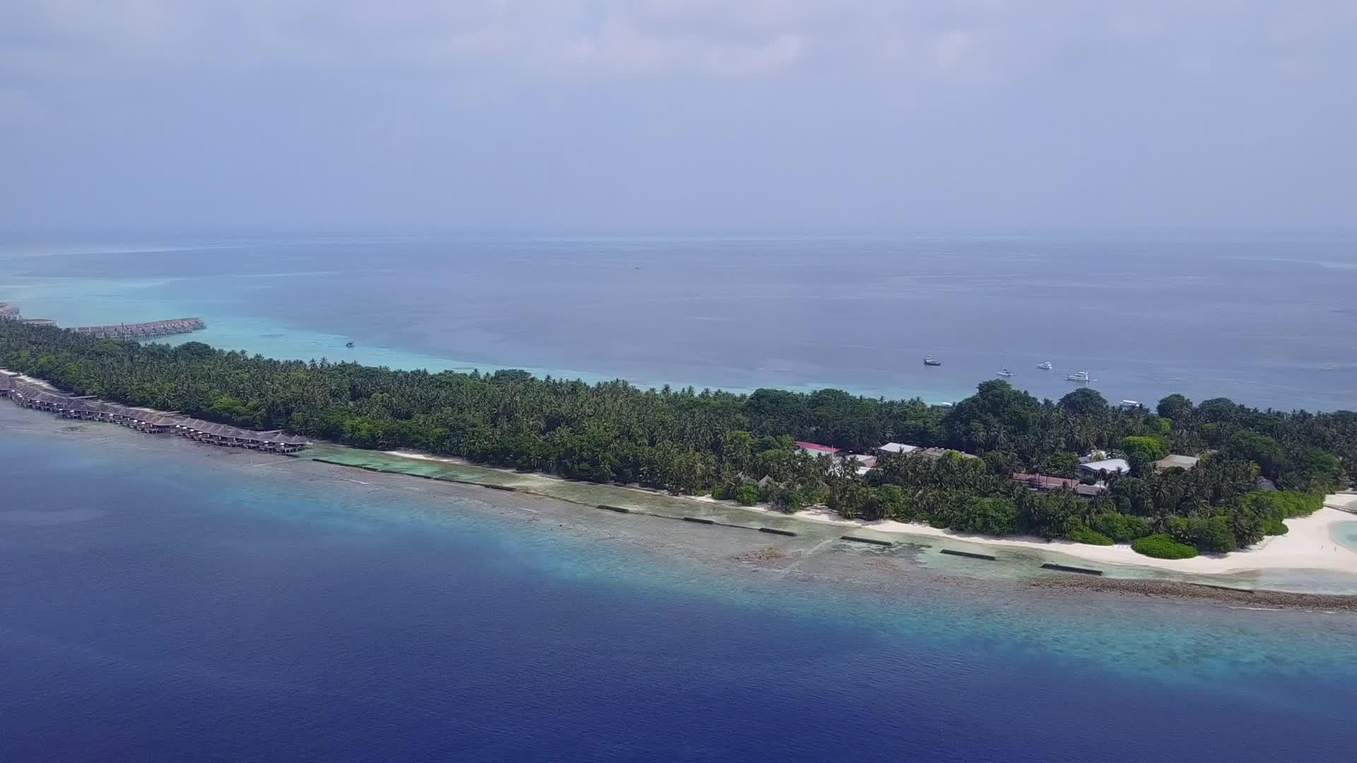 绿松石环礁和白色海滩背景的豪华海滩度假胜地视频的预览图