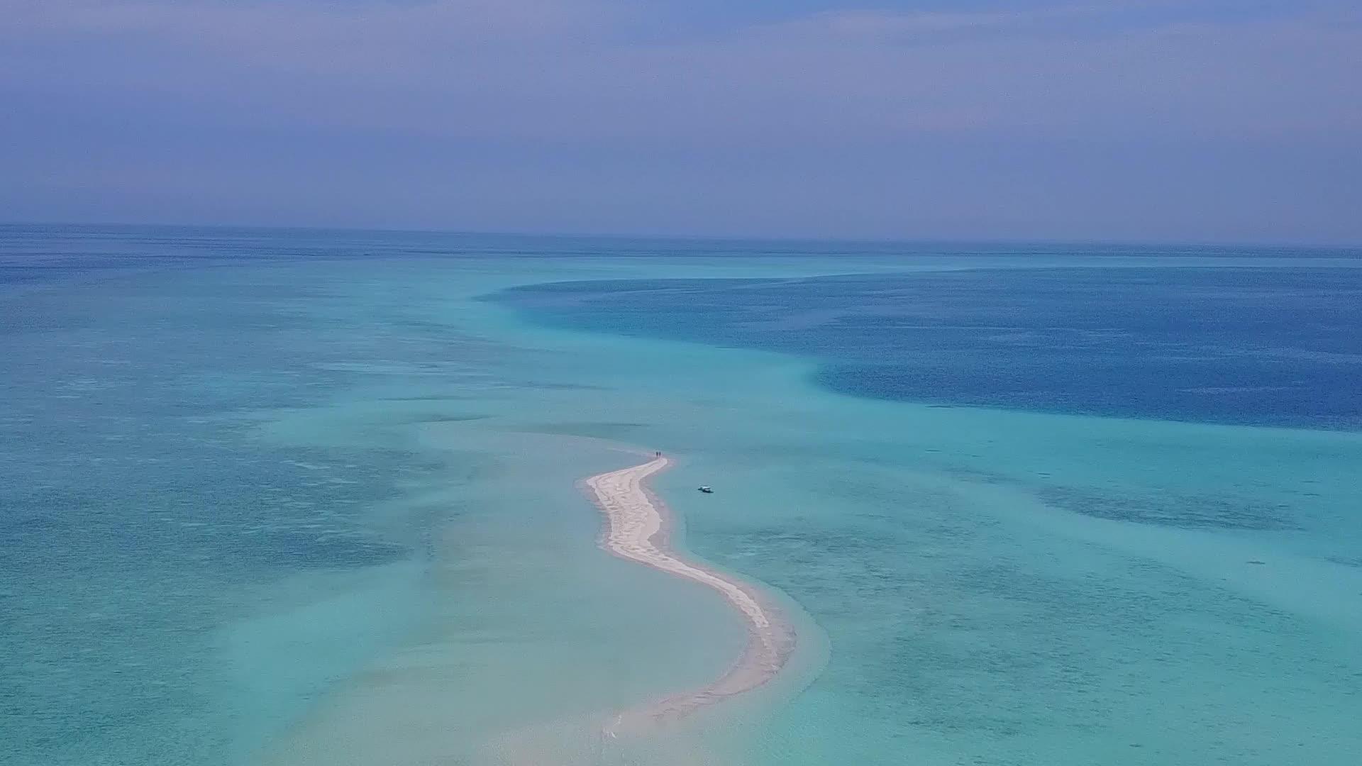 浅海白沙背景下的天堂岛海滩时间鸟瞰图视频的预览图