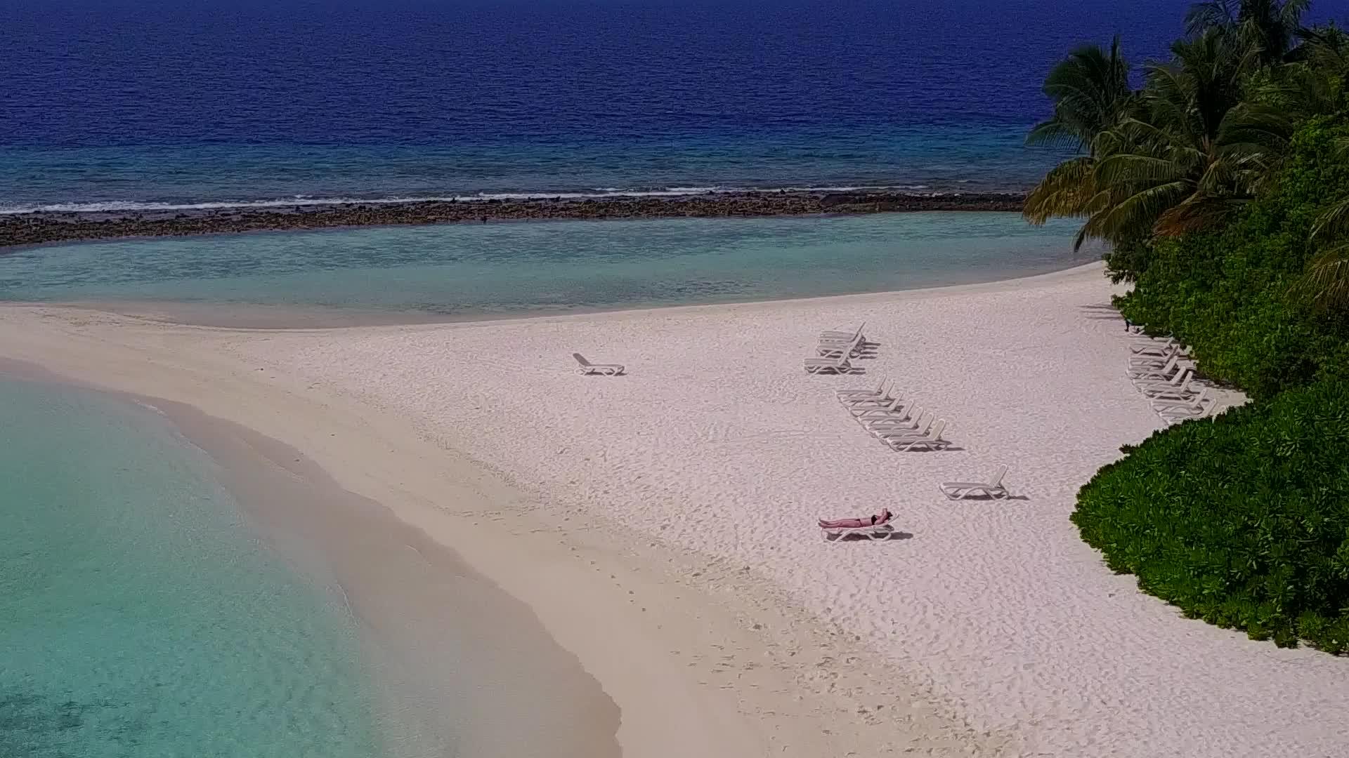 蓝水和白色沙尘背景海岸海滩旅行无人驾驶飞机飞行性质视频的预览图