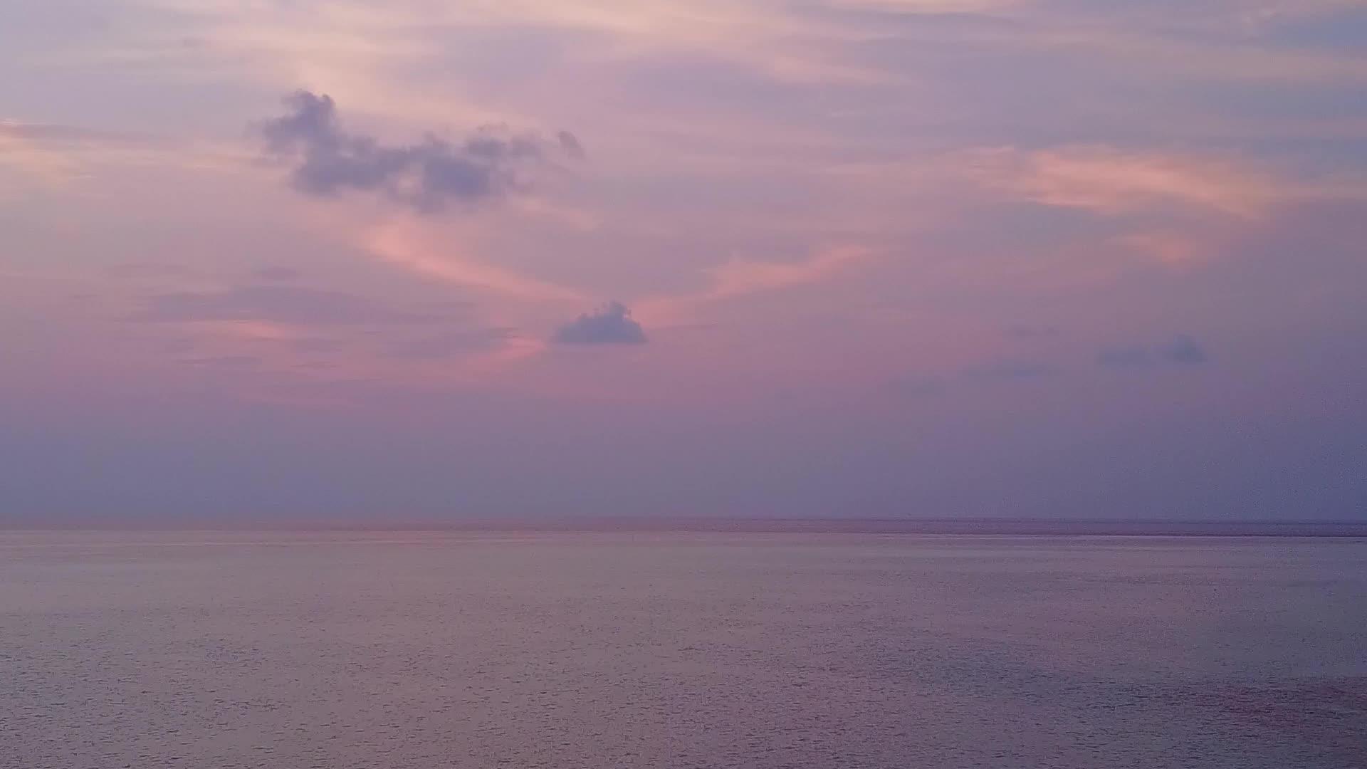 天堂湾海滩假日无人驾驶以清沙背景的深蓝水为例视频的预览图