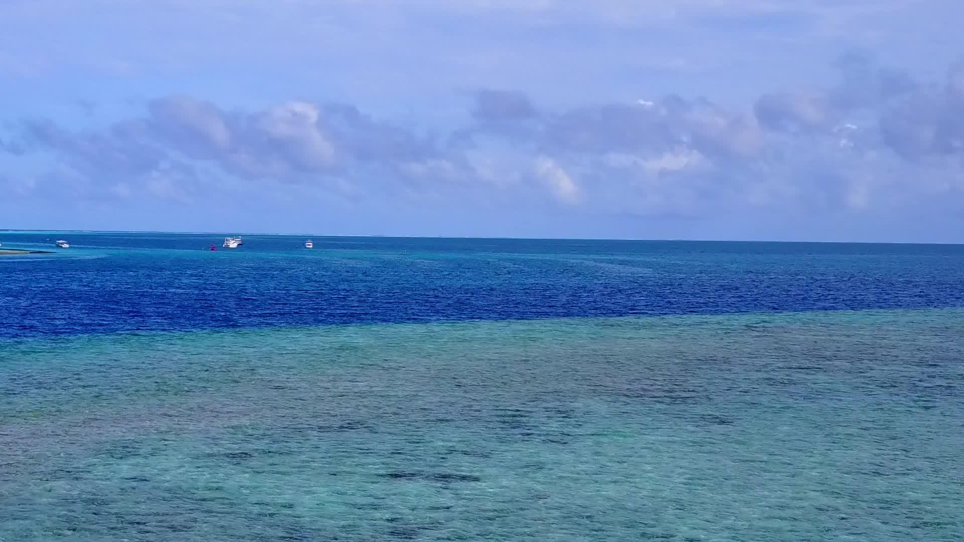 豪华度假村海滩度假的空气性质蓝水和亮沙的背景视频的预览图