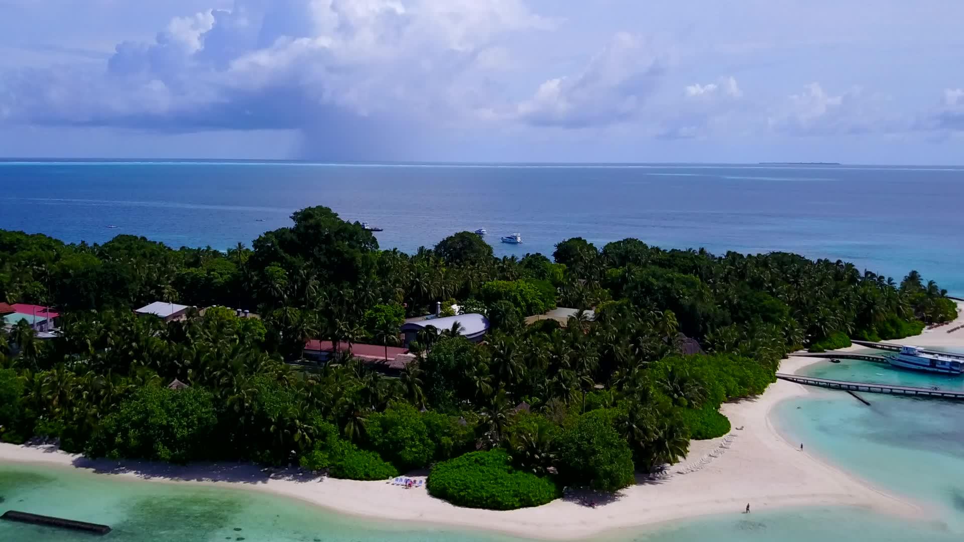 环礁湖和白色沙滩的清晰背景是环礁湖的异国生活方式视频的预览图