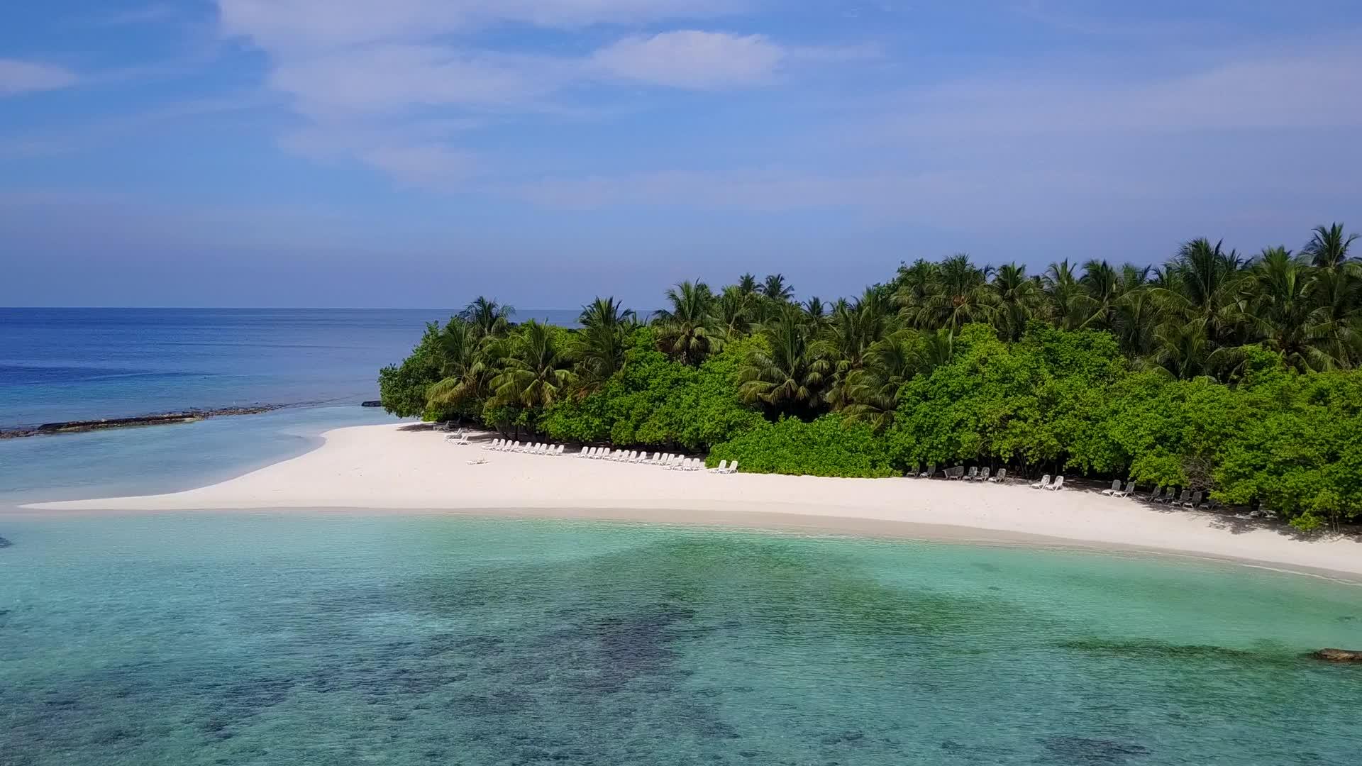 蓝绿色泻湖和热带岛屿海滩视频的预览图