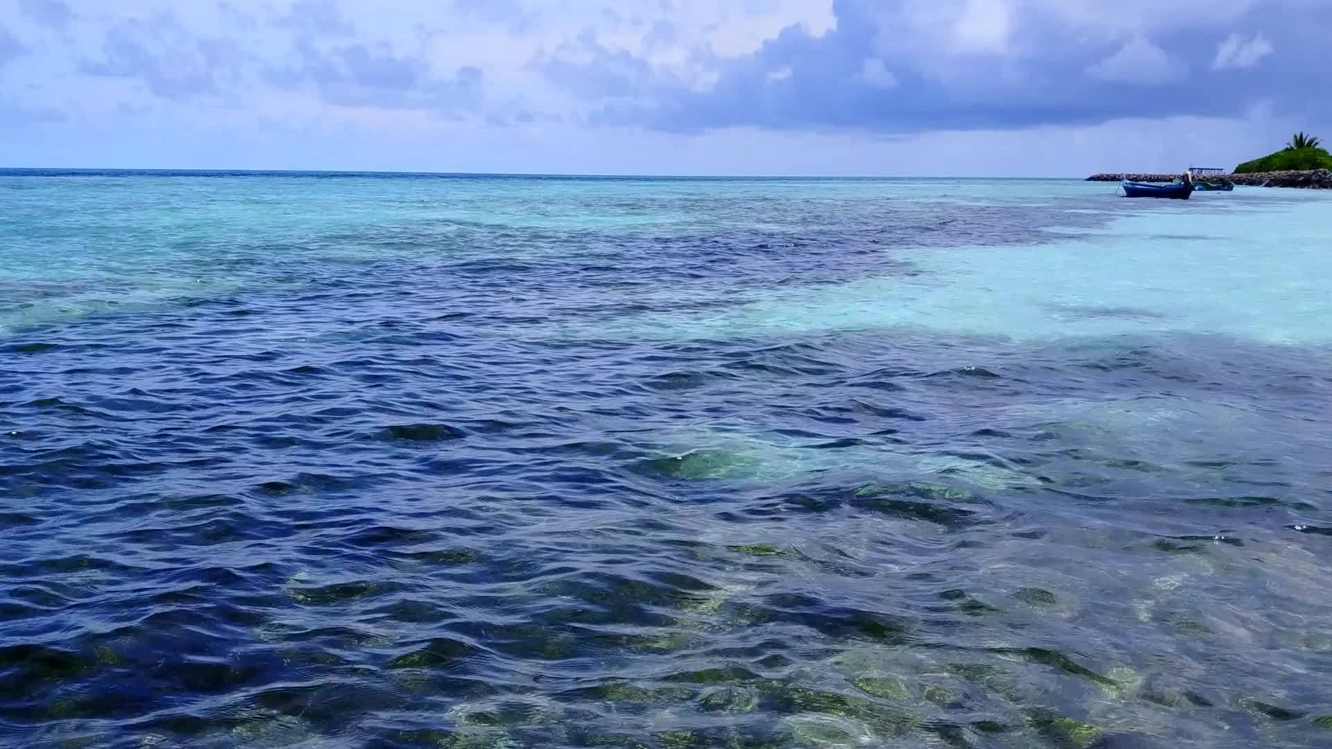 以清晰的环礁湖和明亮的海滩背景为例视频的预览图