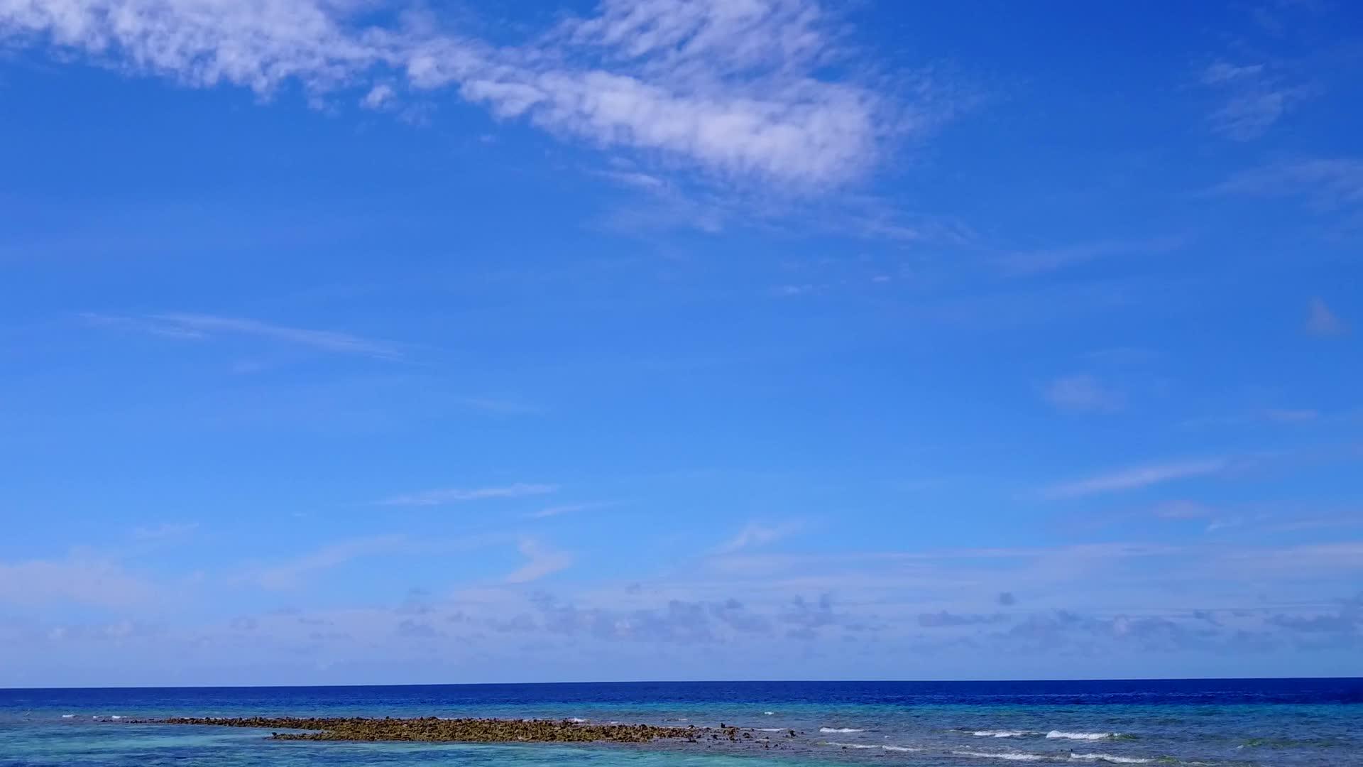 豪华无人飞机通过清海和白色海滩的背景打破了旅游海滩视频的预览图