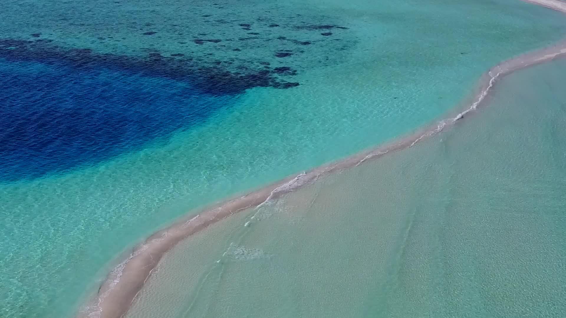 蓝海白沙背景宁静旅游海滩生活方式视频的预览图