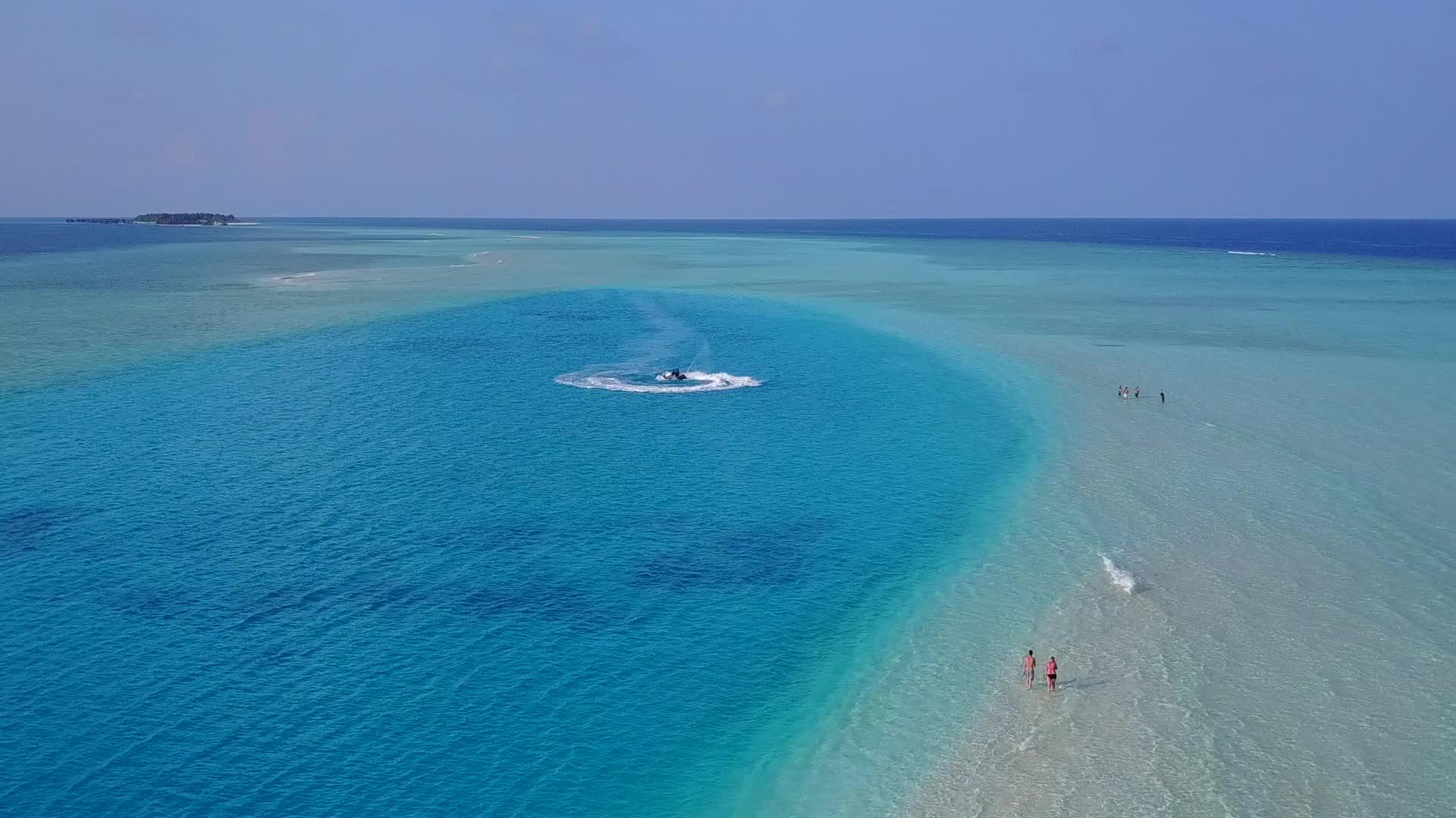 以水、蓝水、白沙为代表的平缓海滩航程空间纹理视频的预览图