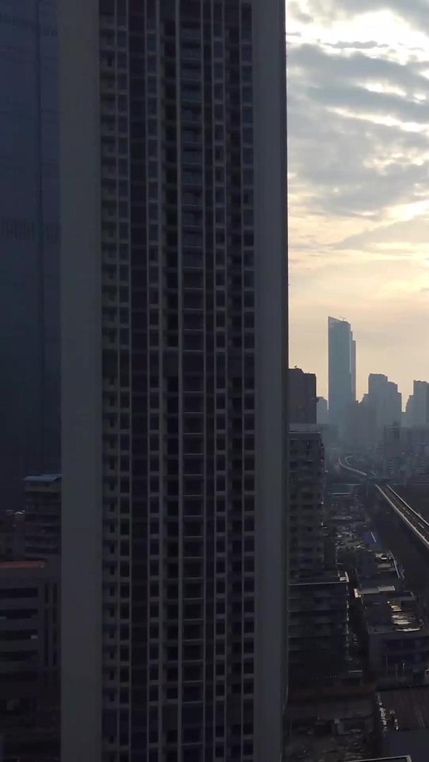 夕阳下武汉空无一人的轻轨站和道路视频的预览图