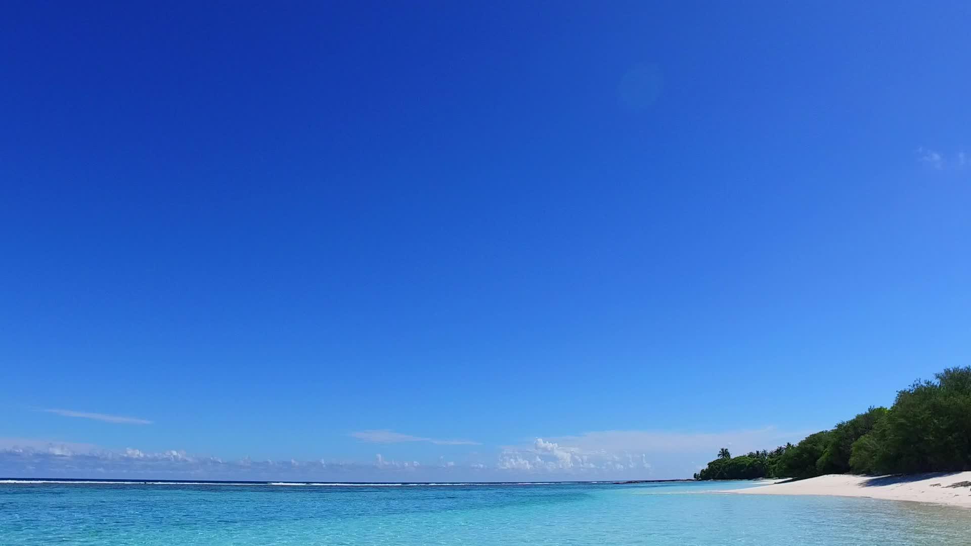 白沙背景蓝绿色海洋异国情调泻湖海滩航行空中无人机视频的预览图