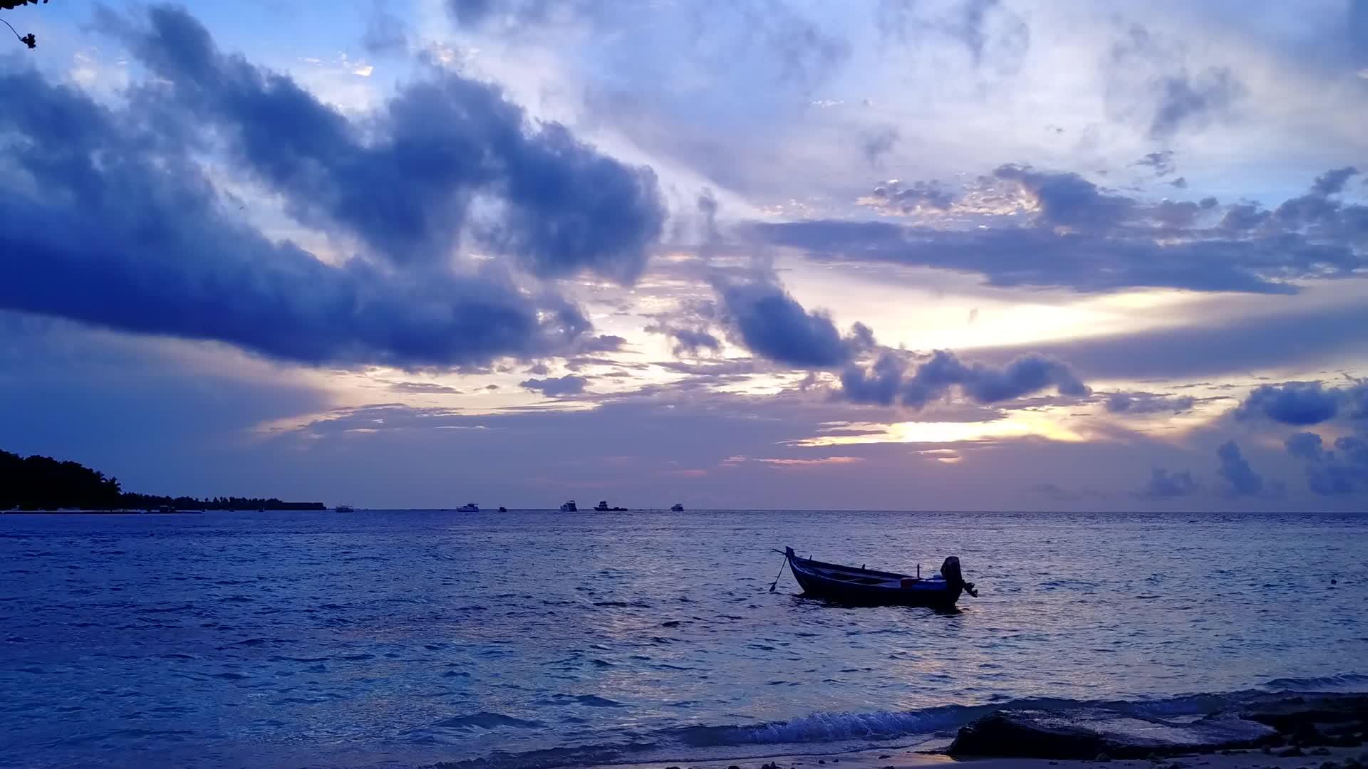 白沙背景蓝海轻松岛海滩之旅视频的预览图