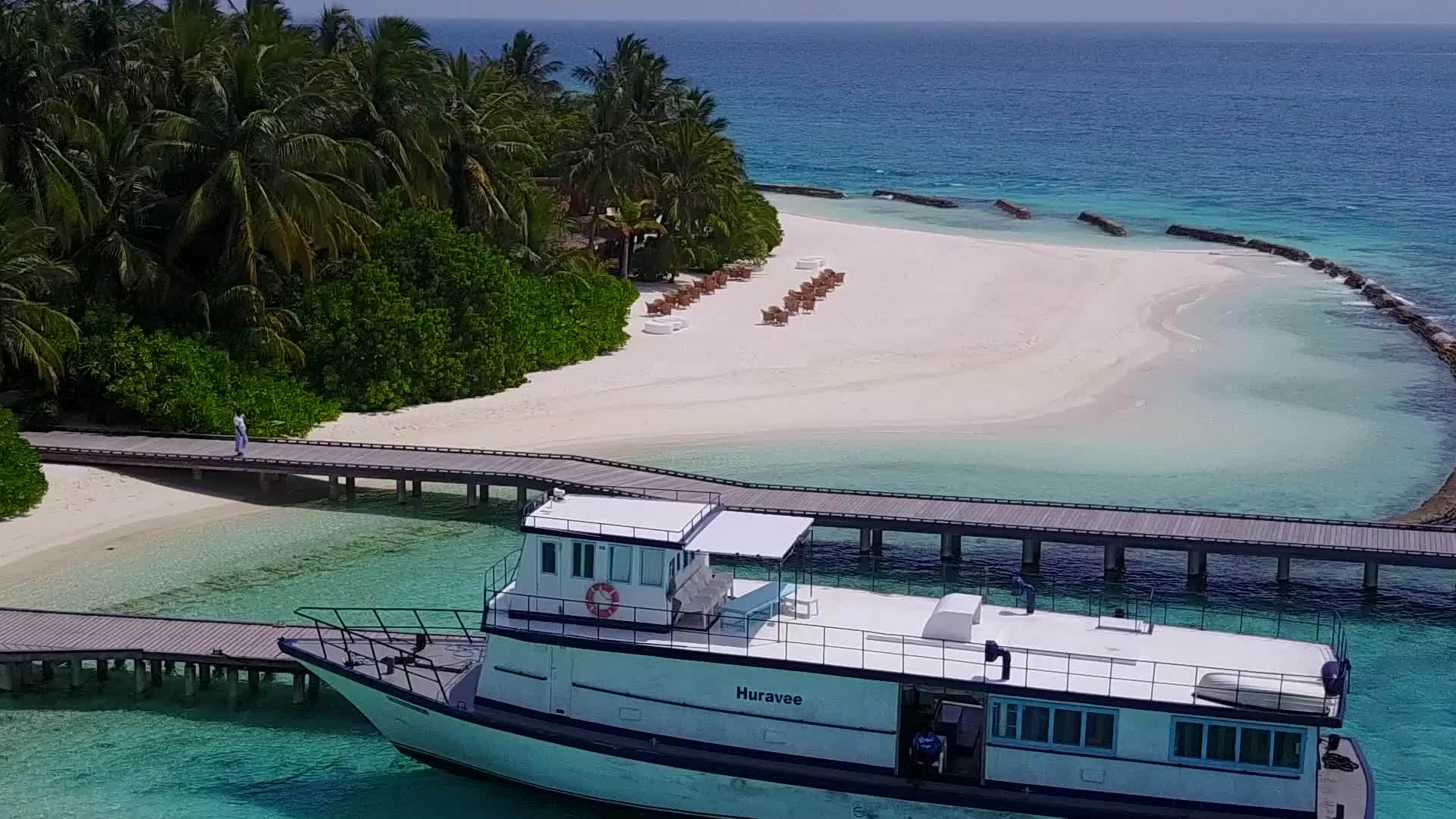 田园诗般的泻湖海滩之旅无人机空中海景由白色背景组成视频的预览图