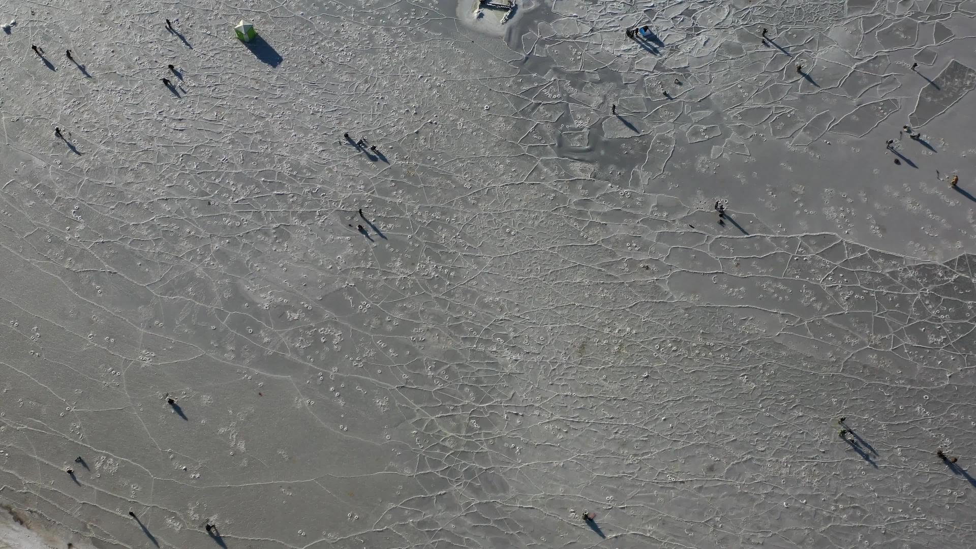 观察海湾冰面的空气人们在冬天钓鱼视频的预览图