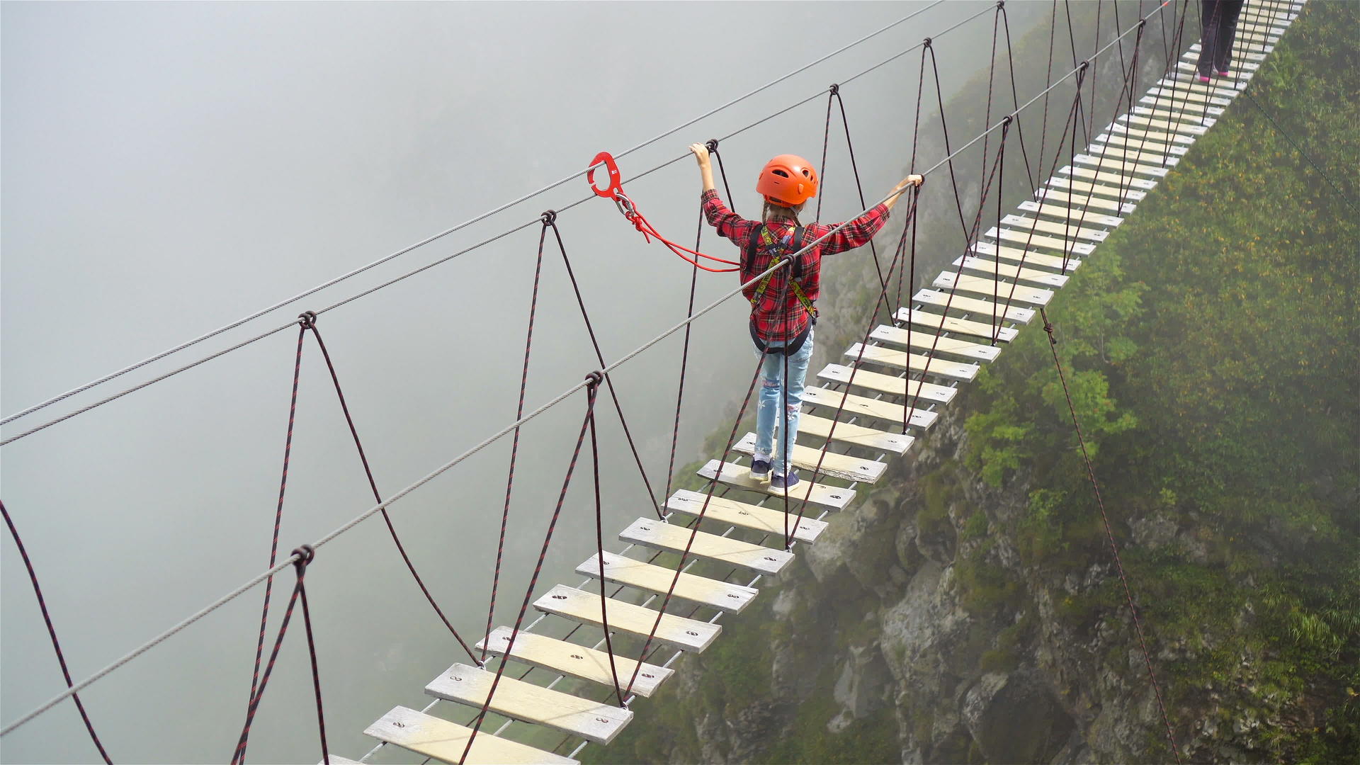 绳桥位于俄罗斯罗萨克胡托尔山顶的绳桥上视频的预览图