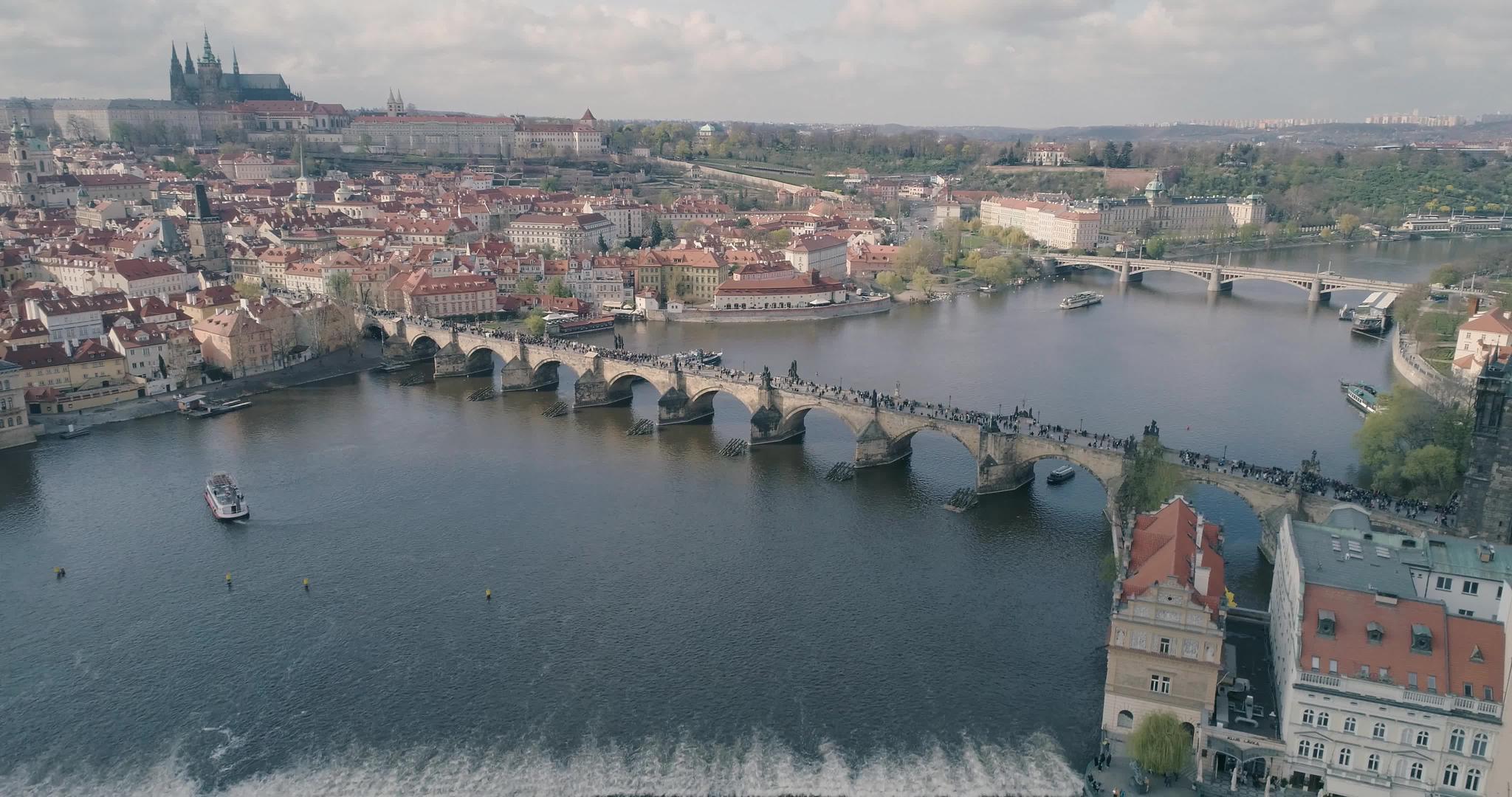 查理桥在空中倾斜K视频视频的预览图
