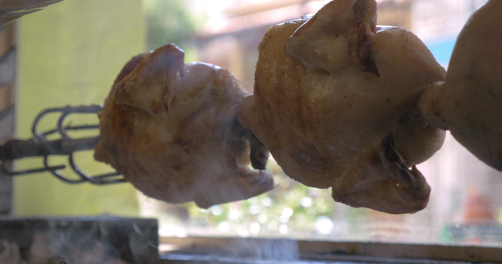 近距离烹调开胃鸡并在吐口水时使用轻烟视频的预览图