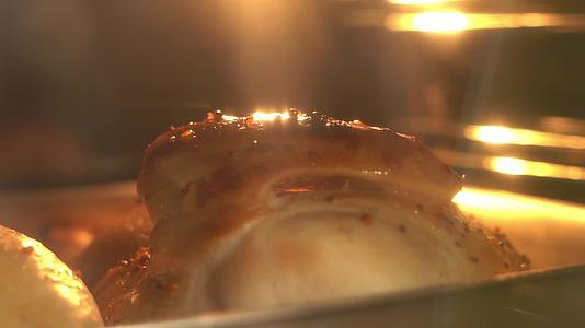 烤鸡在烤鸡炉里关上窗户视频的预览图