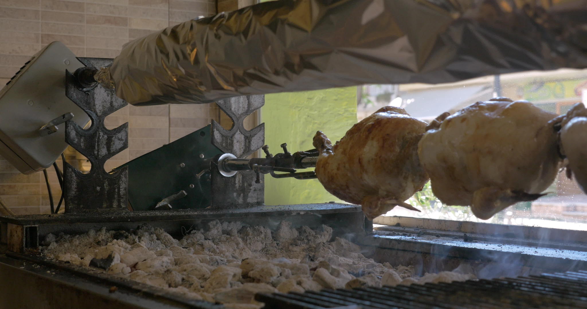 烤鸡在炉子上煮视频的预览图