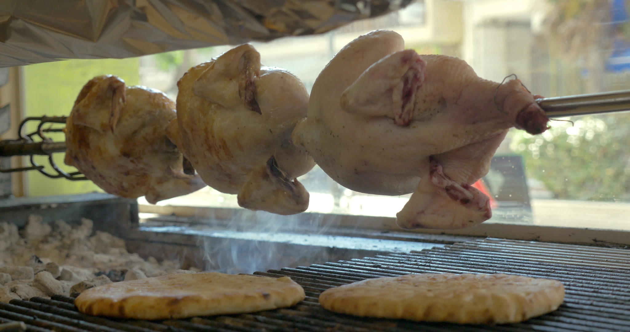 烤鸡和皮塔饼在烤架上视频的预览图