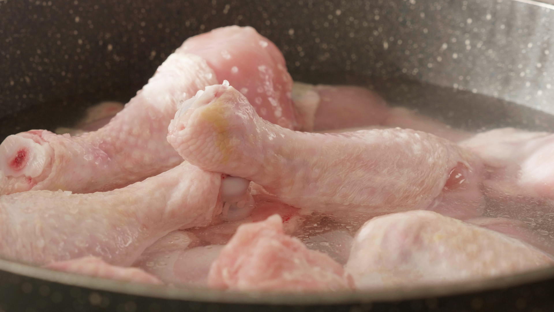 生鸡腿慢慢地在锅里热水视频的预览图
