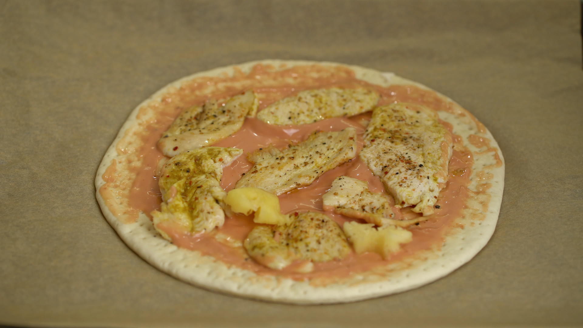 厨师把菠萝片放在披萨上视频的预览图