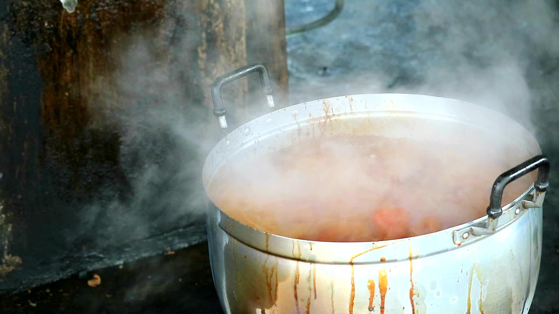 在泰国农村的大铝锅里煮鸡肉和鱼酱视频的预览图