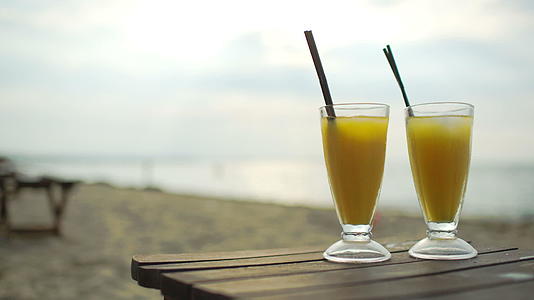 海边木桌上的两杯鸡尾酒视频的预览图
