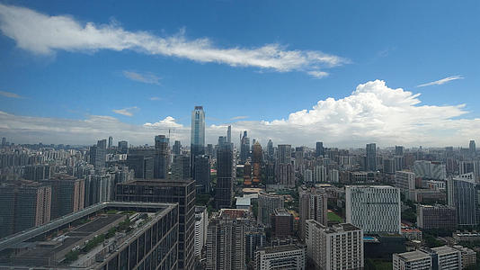 广州雨后的蓝天白云视频的预览图