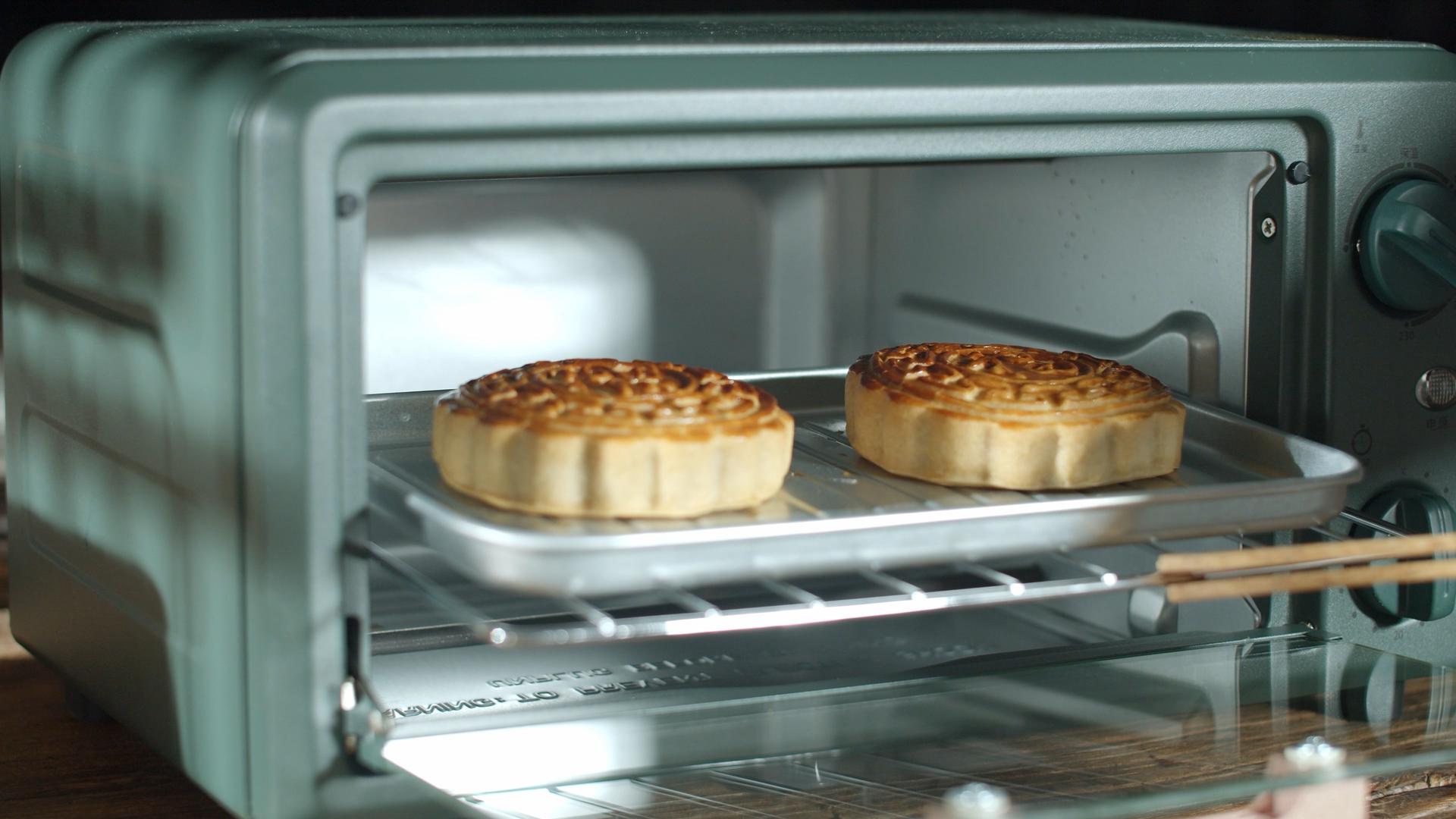 4k实拍传统节日烤箱制作月饼视频的预览图