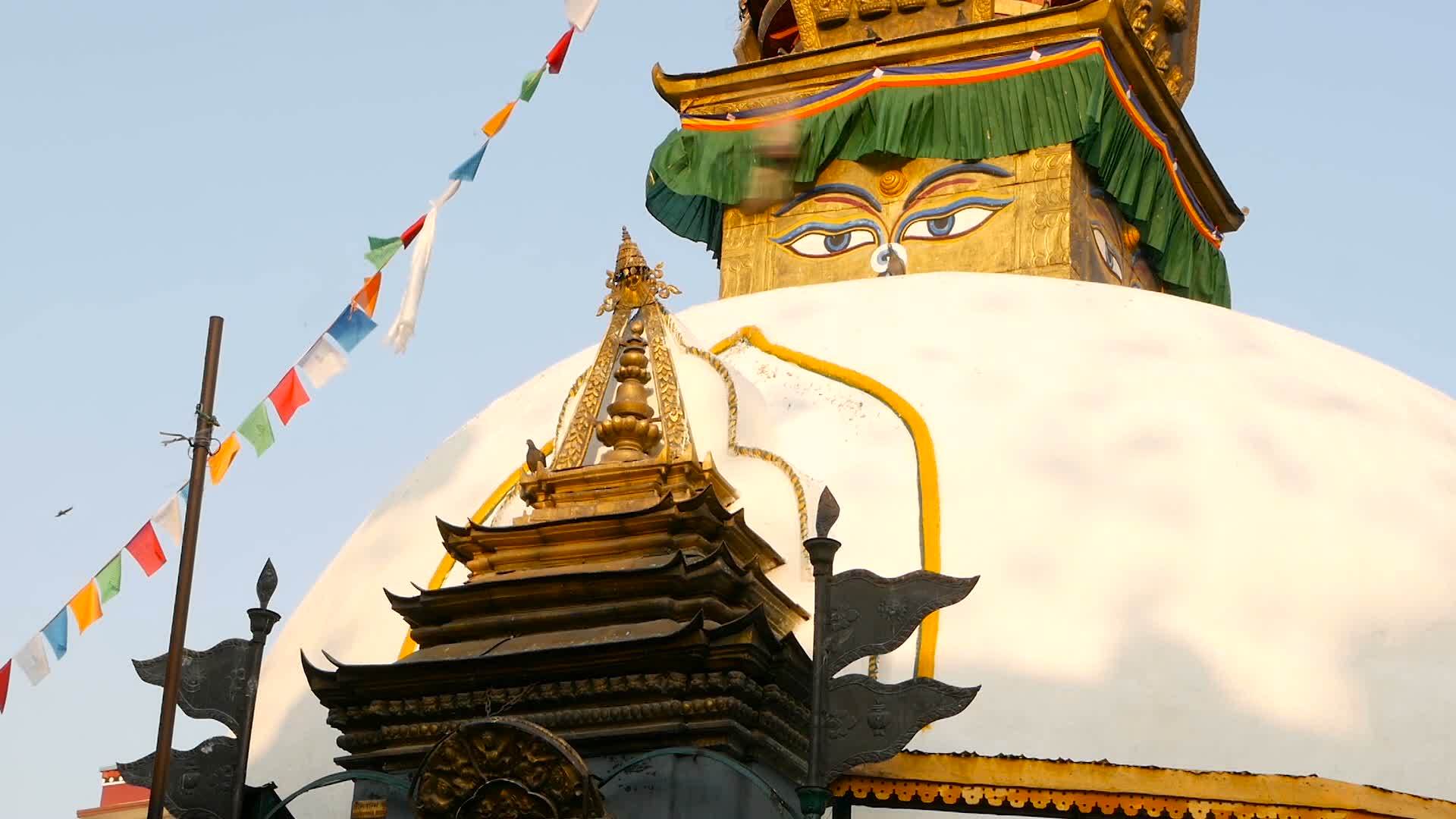 圣殿圣塔和神庙的风中飘扬着鲜花的祈祷旗帜视频的预览图