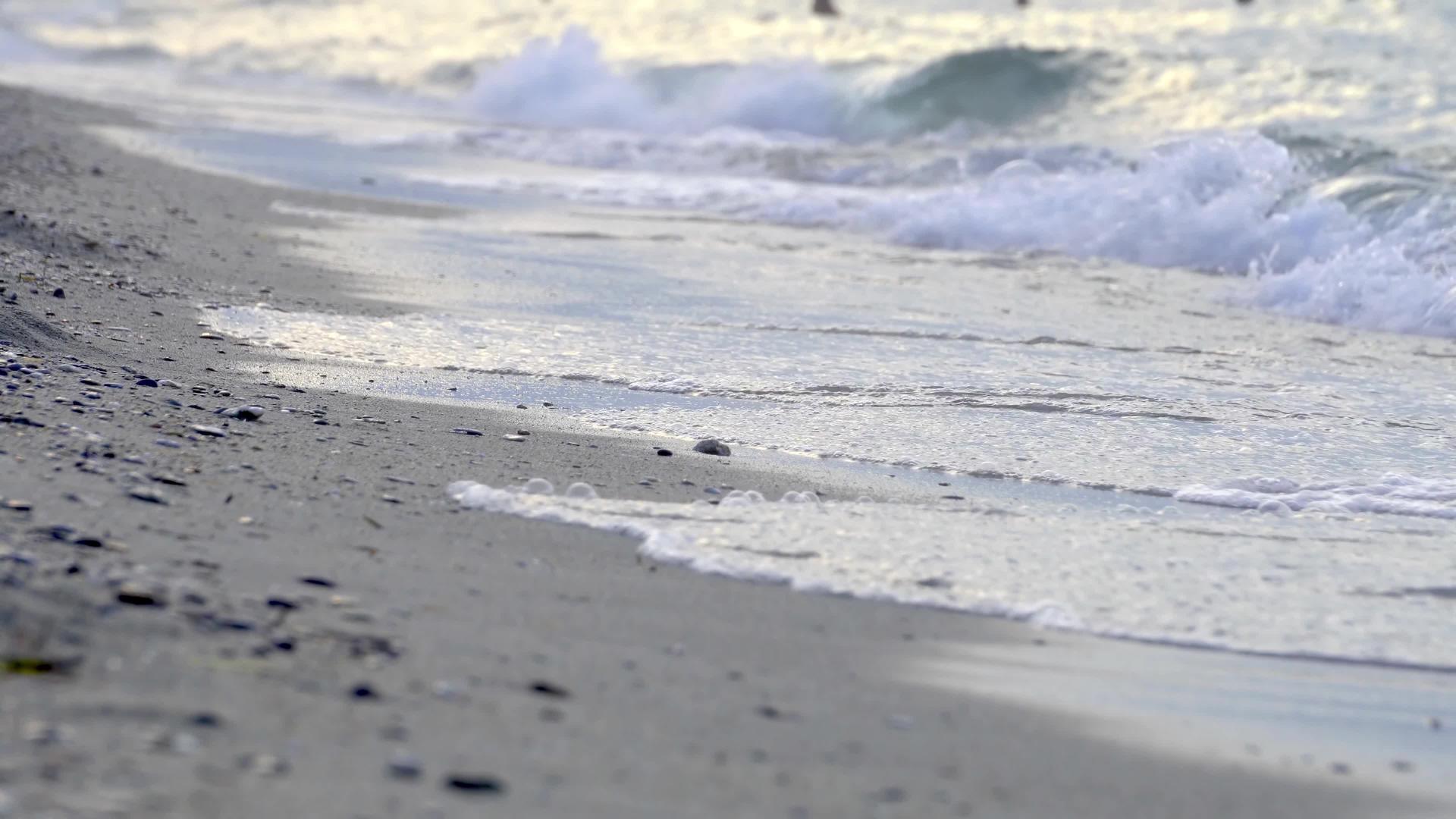 在一个失去焦点的海滩上观察到的水波背景环视频的预览图