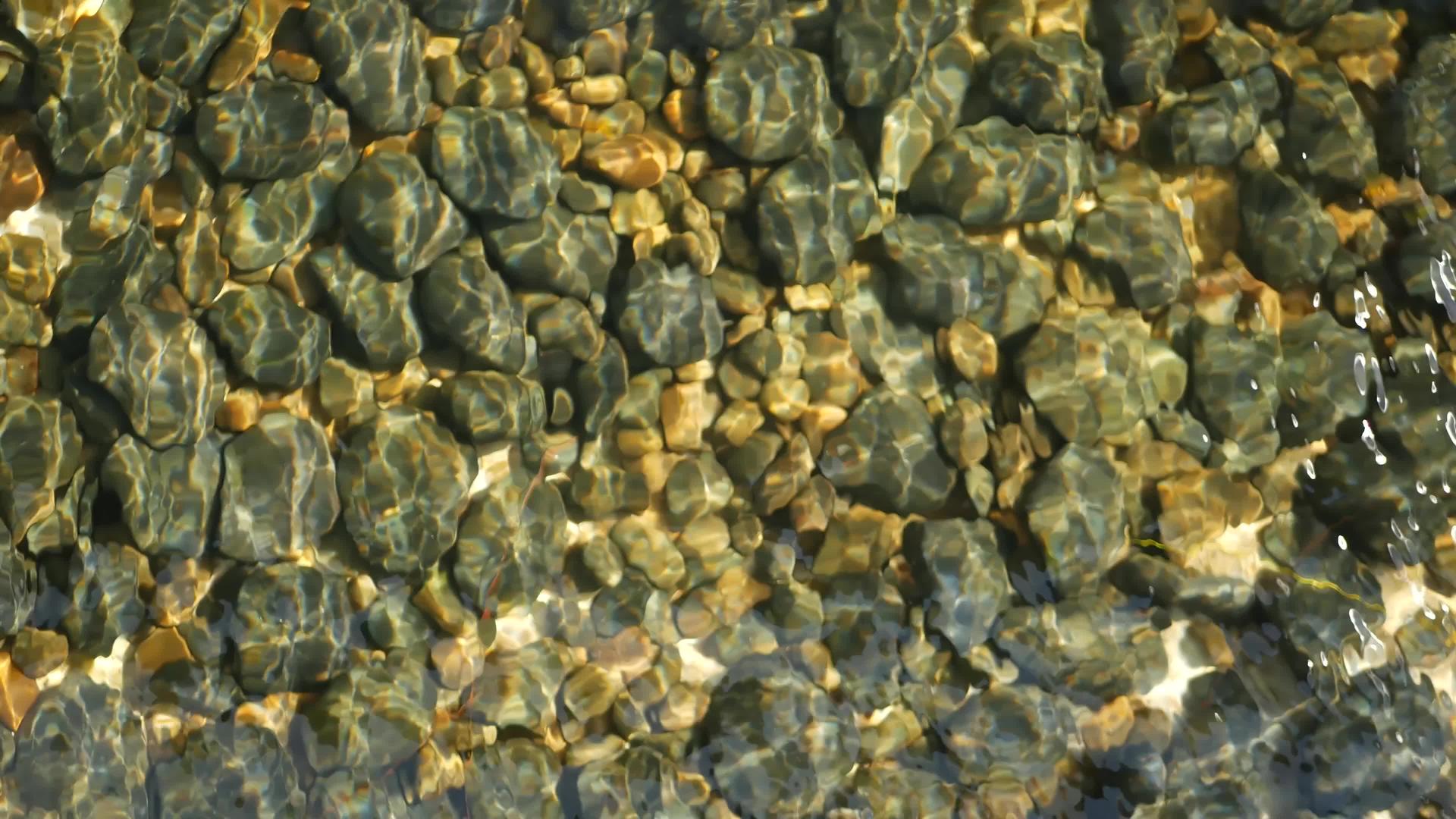 从结晶水中可以清楚地看到干净的圆形石头视频的预览图